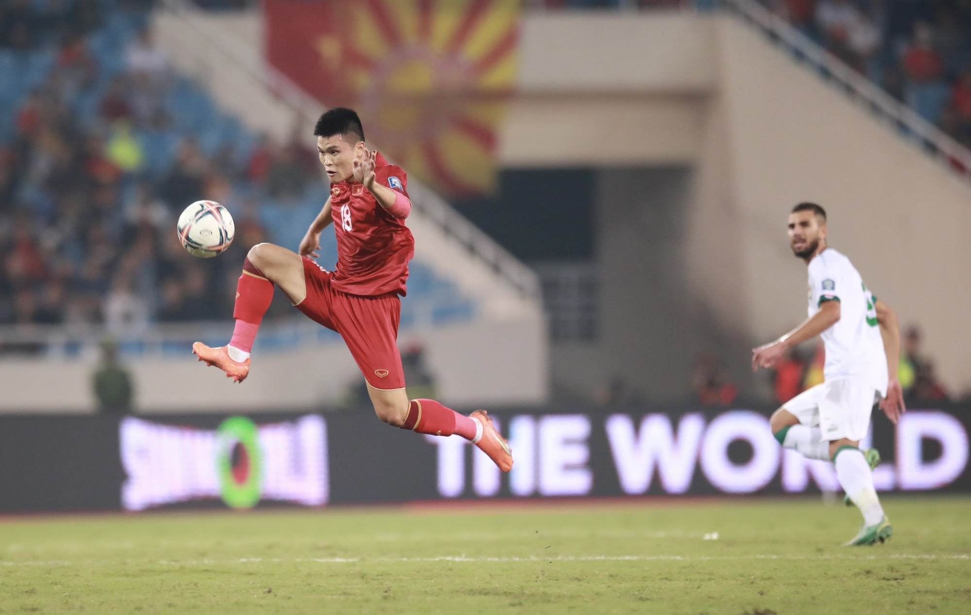 Tiền đạo đội tuyển Việt Nam bứt phá mạnh mẽ, cuộc đua Quả bóng vàng gay cấn - Ảnh 4.