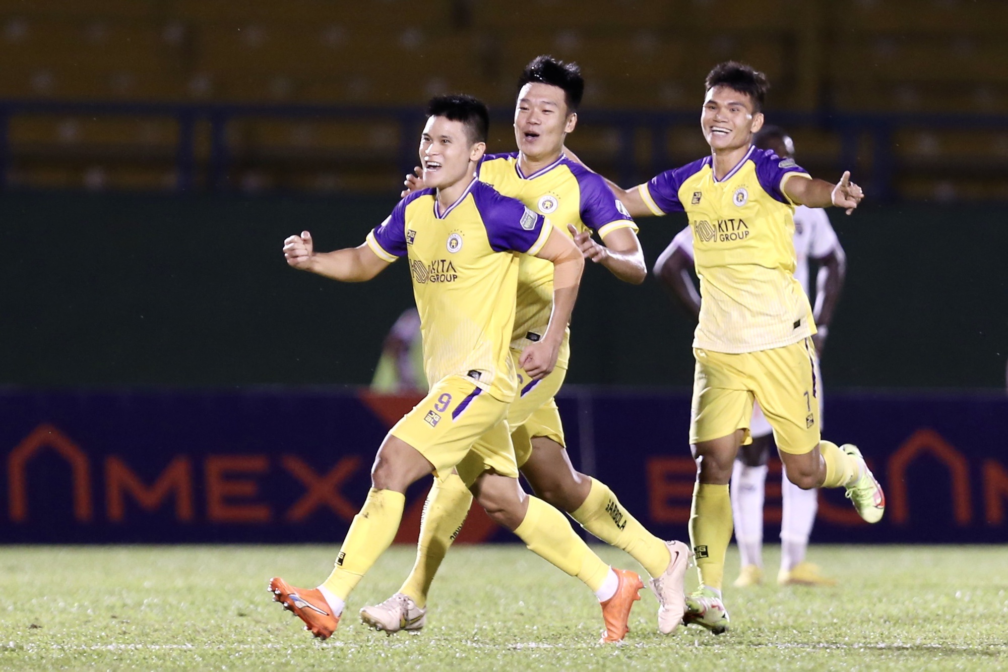 Tiền đạo đội tuyển Việt Nam bứt phá mạnh mẽ, cuộc đua Quả bóng vàng gay cấn - Ảnh 2.