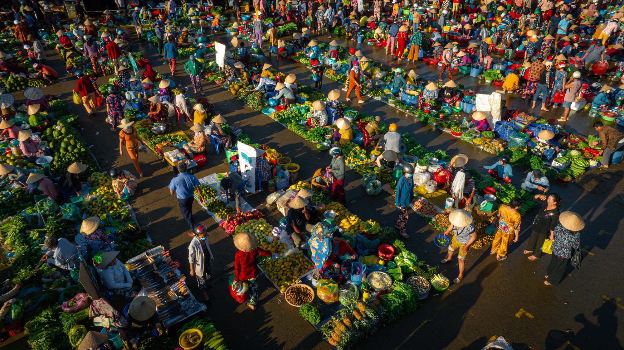 Unique scene of the 'unique' market in the West - Photo 3.