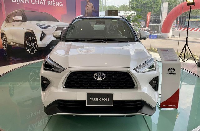 Doanh số 'èo uột', Toyota Yaris Cross lại giảm giá cả trăm triệu đồng - Ảnh 1.