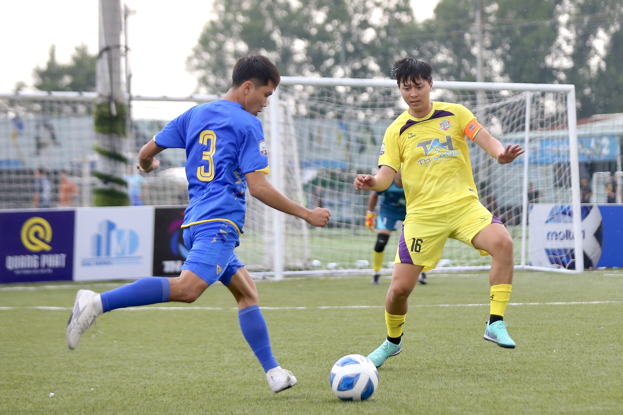 Cựu tuyển thủ futsal Việt Nam Đinh Thành (vàng) ở giải THF-10 Cựu tuyển thủ futsal Việt Nam Đinh Thành (vàng) ở giải THF-10