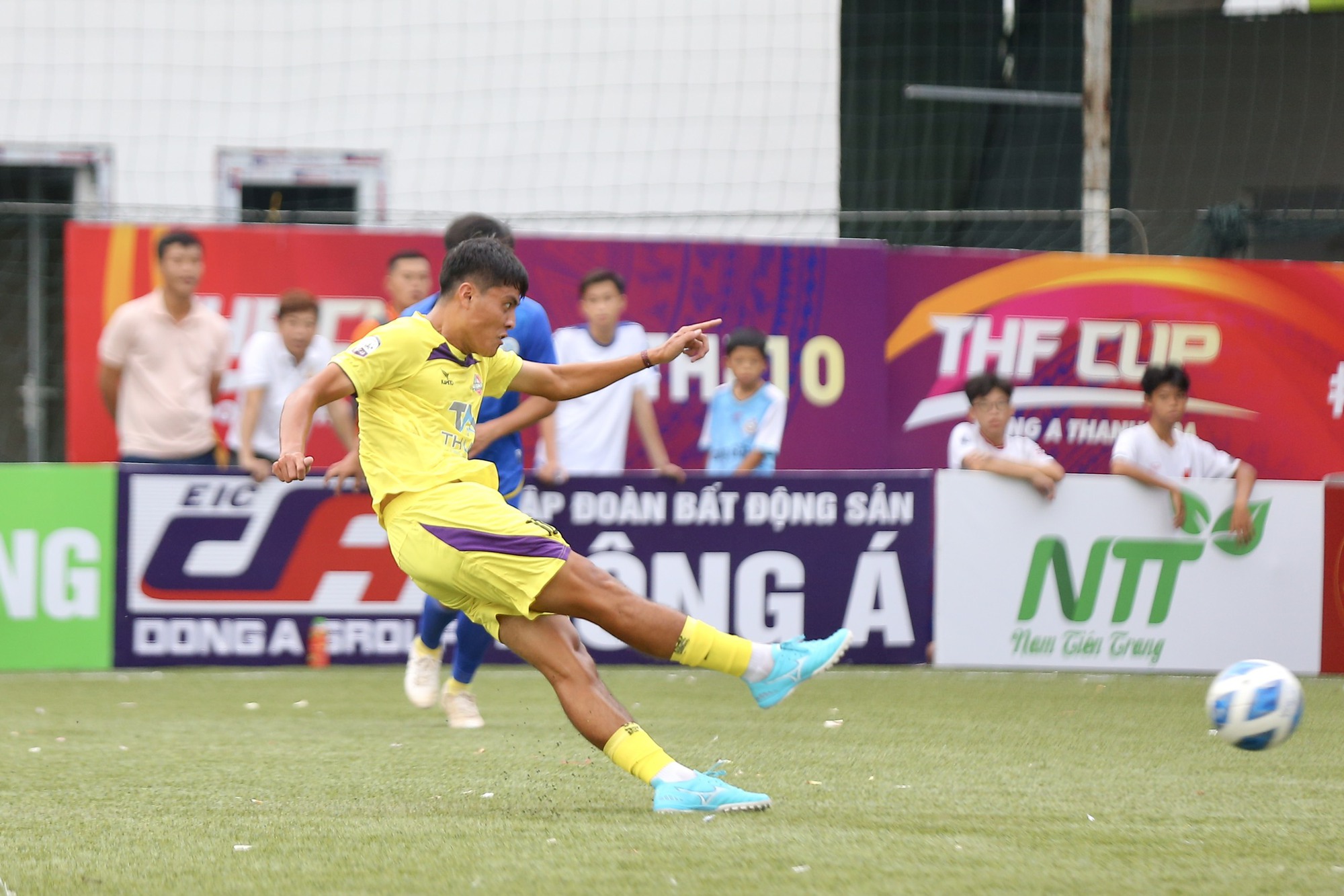 Cựu tuyển thủ U.19 Việt Nam Phạm Trọng Hóa dứt điểm ghi bàn