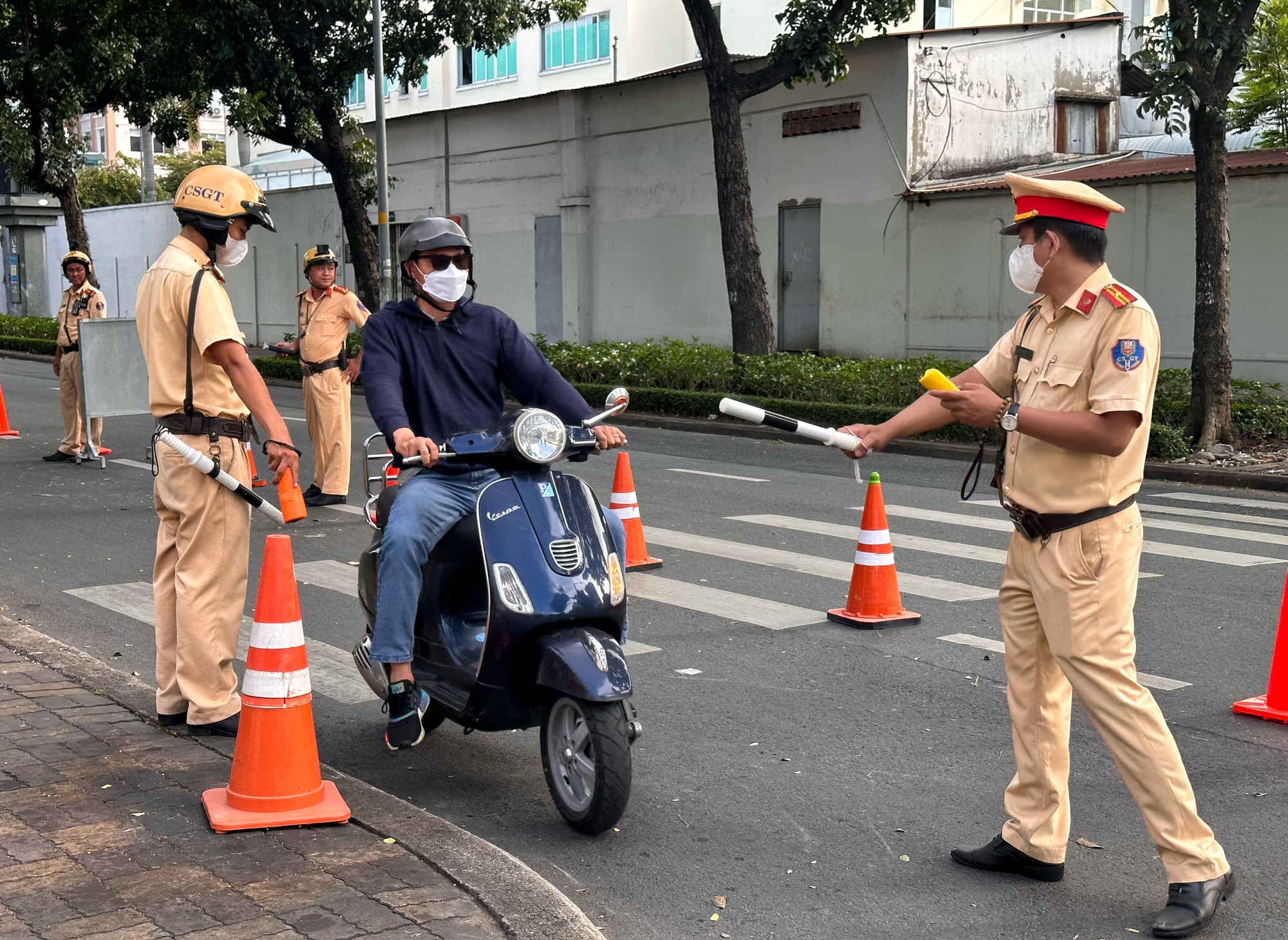 Nhiều người bất ngờ khi được CSGT TP.HCM kiểm tra nồng độ cồn ban ngày - Ảnh 2.