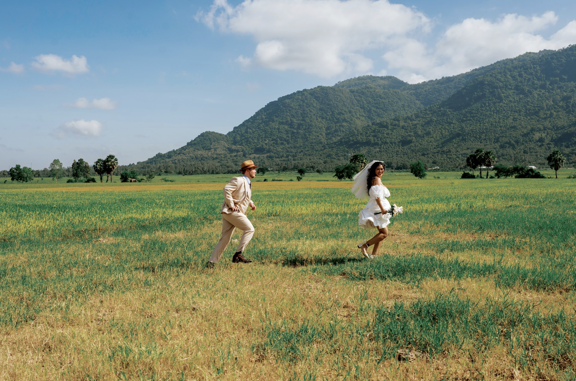 Dễ thương bộ ảnh chàng trai Mỹ chụp cùng cô gái Việt giữa đồng lúa miền Tây - Ảnh 2.