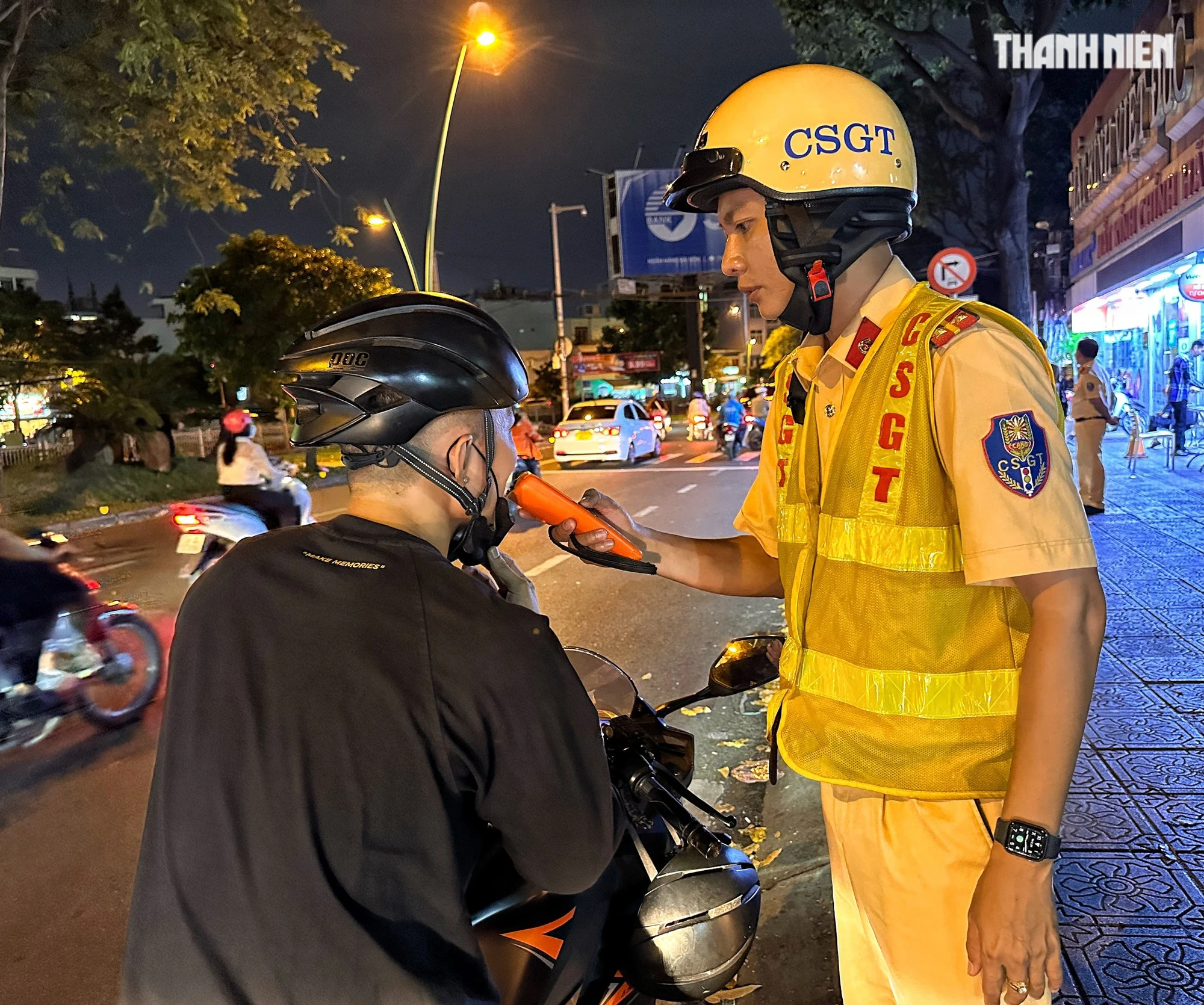 Bị CSGT TP.HCM phạt nồng độ cồn, người đàn ông khóc mếu máo: 'Đừng phạt, tội em...' - Ảnh 2.