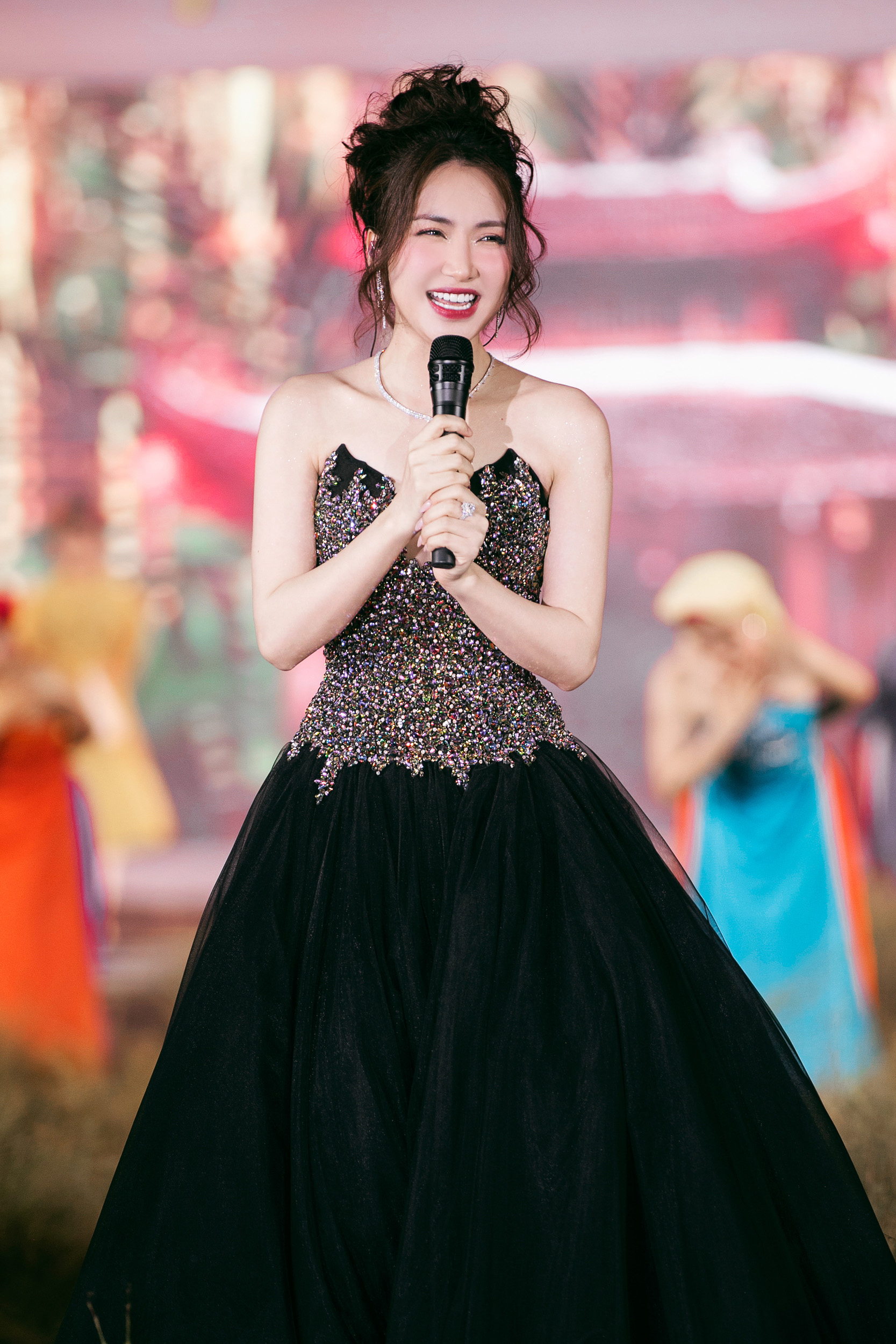 Hoa hậu Tiểu Vy nhan sắc ở tuổi 23 - Ảnh 6.