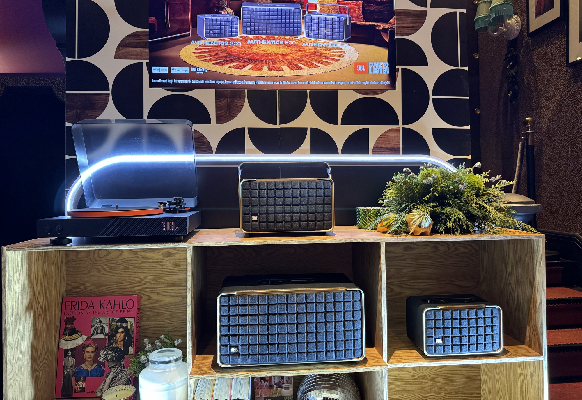 Ra mắt dòng loa JBL Authentics mang phong cách 'hoài cổ' - Ảnh 1. Ra mắt dòng loa JBL Authentics mang phong cách 'hoài cổ' - Ảnh 1.