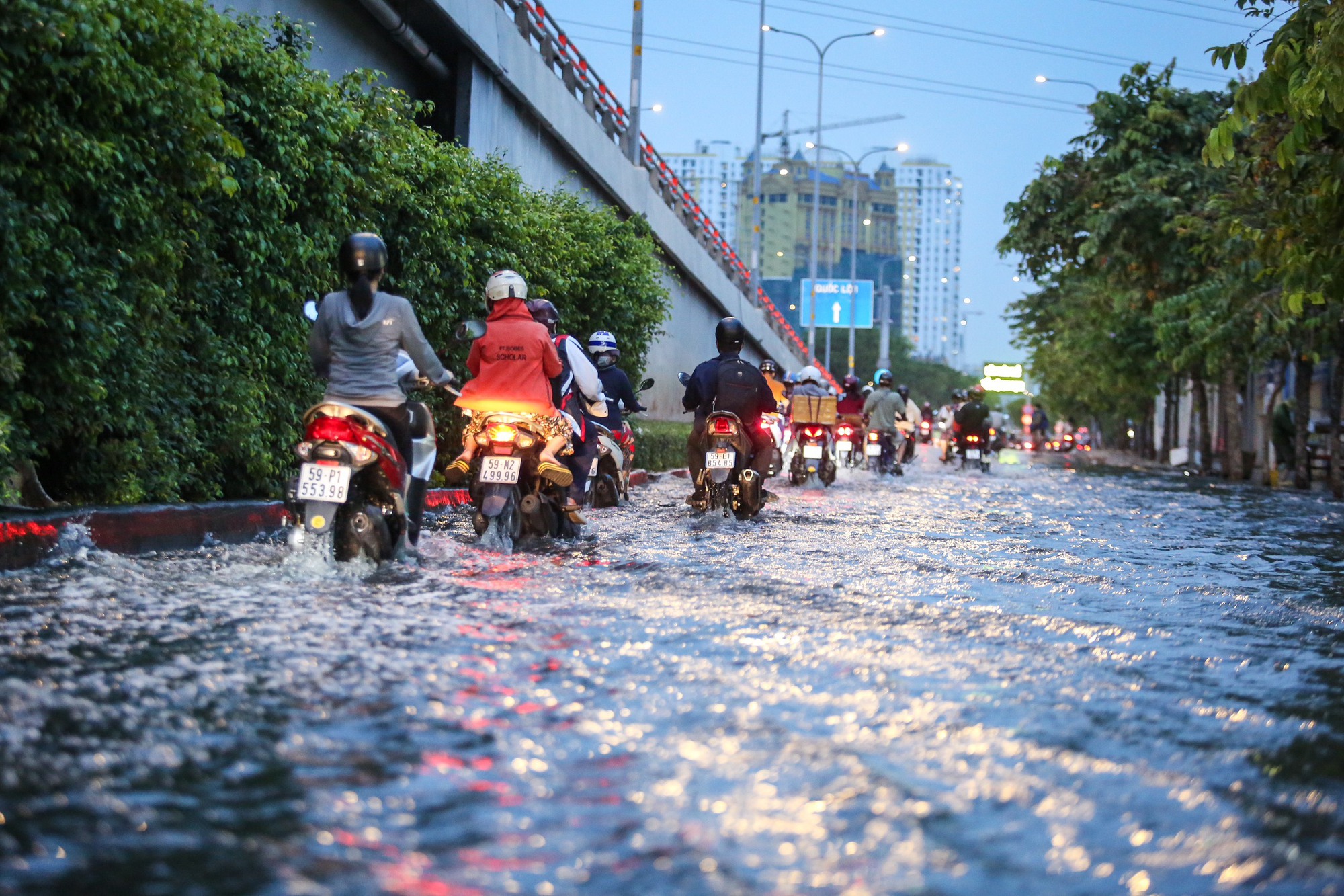 Triều cường gây ngập ở TP.HCM, người dân vất vả lội nước đen ngòm về nhà - Ảnh 6.