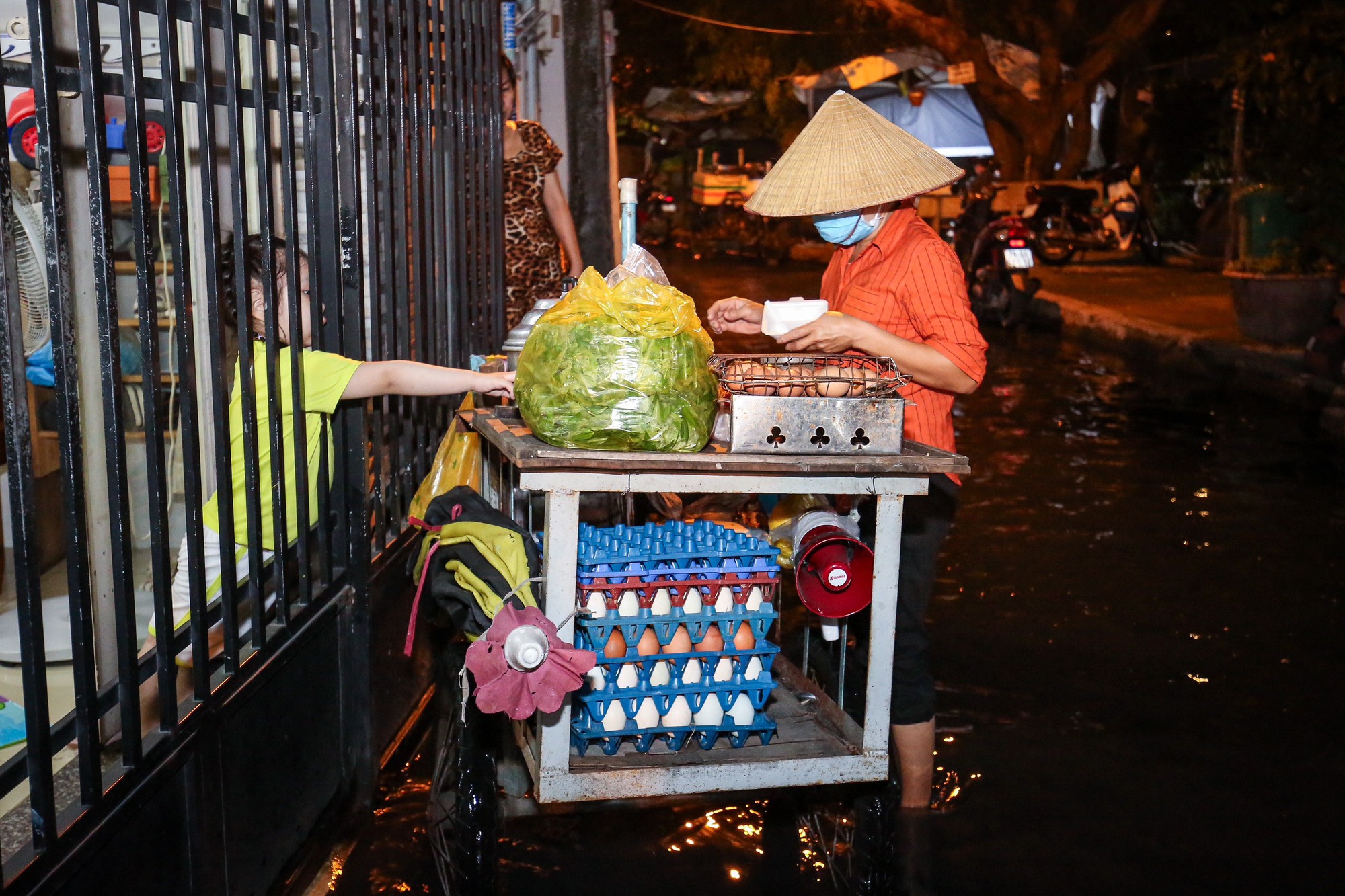 Triều cường gây ngập ở TP.HCM, người dân vất vả lội nước đen ngòm về nhà - Ảnh 11.