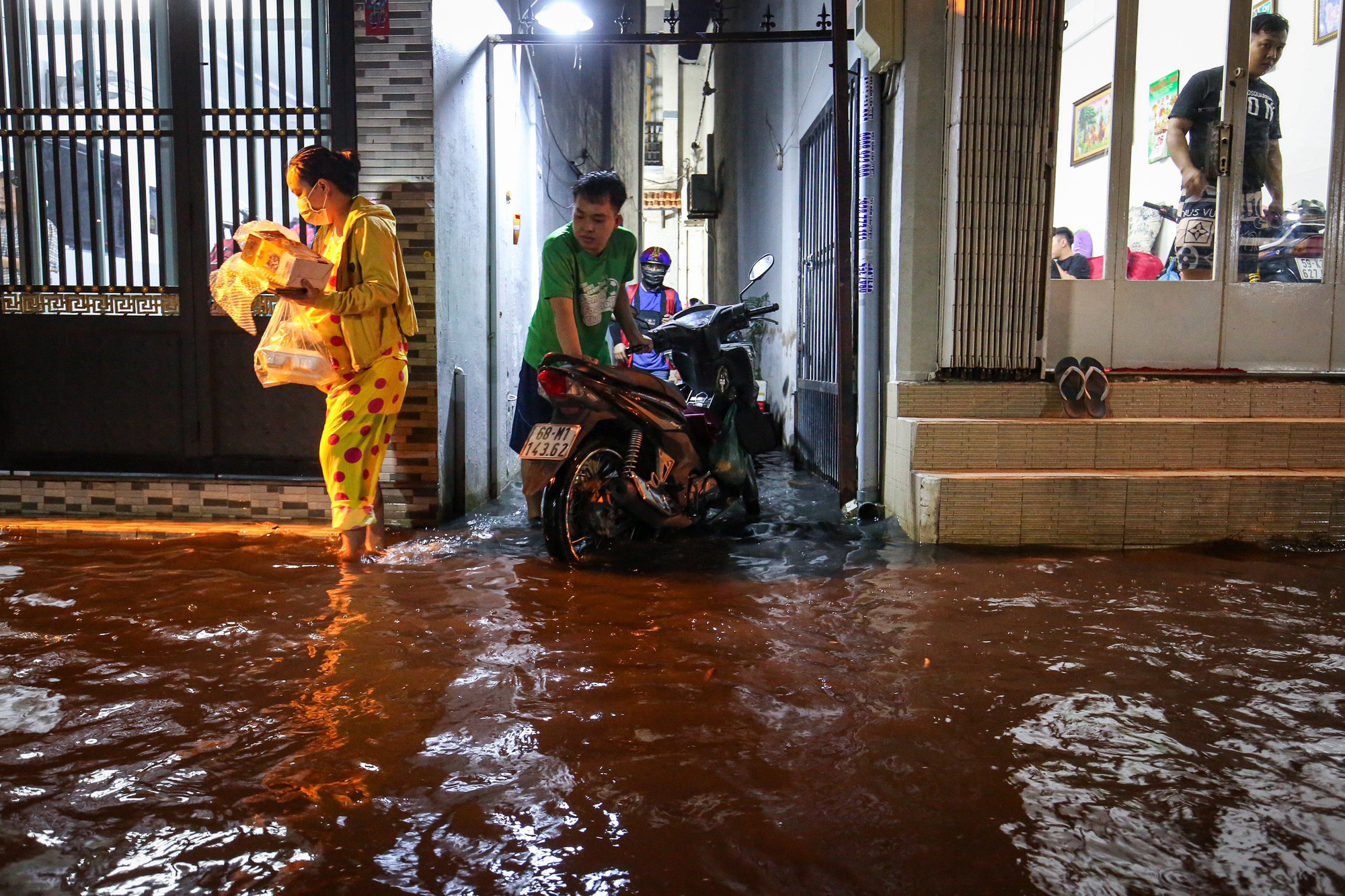 Triều cường gây ngập ở TP.HCM, người dân vất vả lội nước đen ngòm về nhà - Ảnh 10.