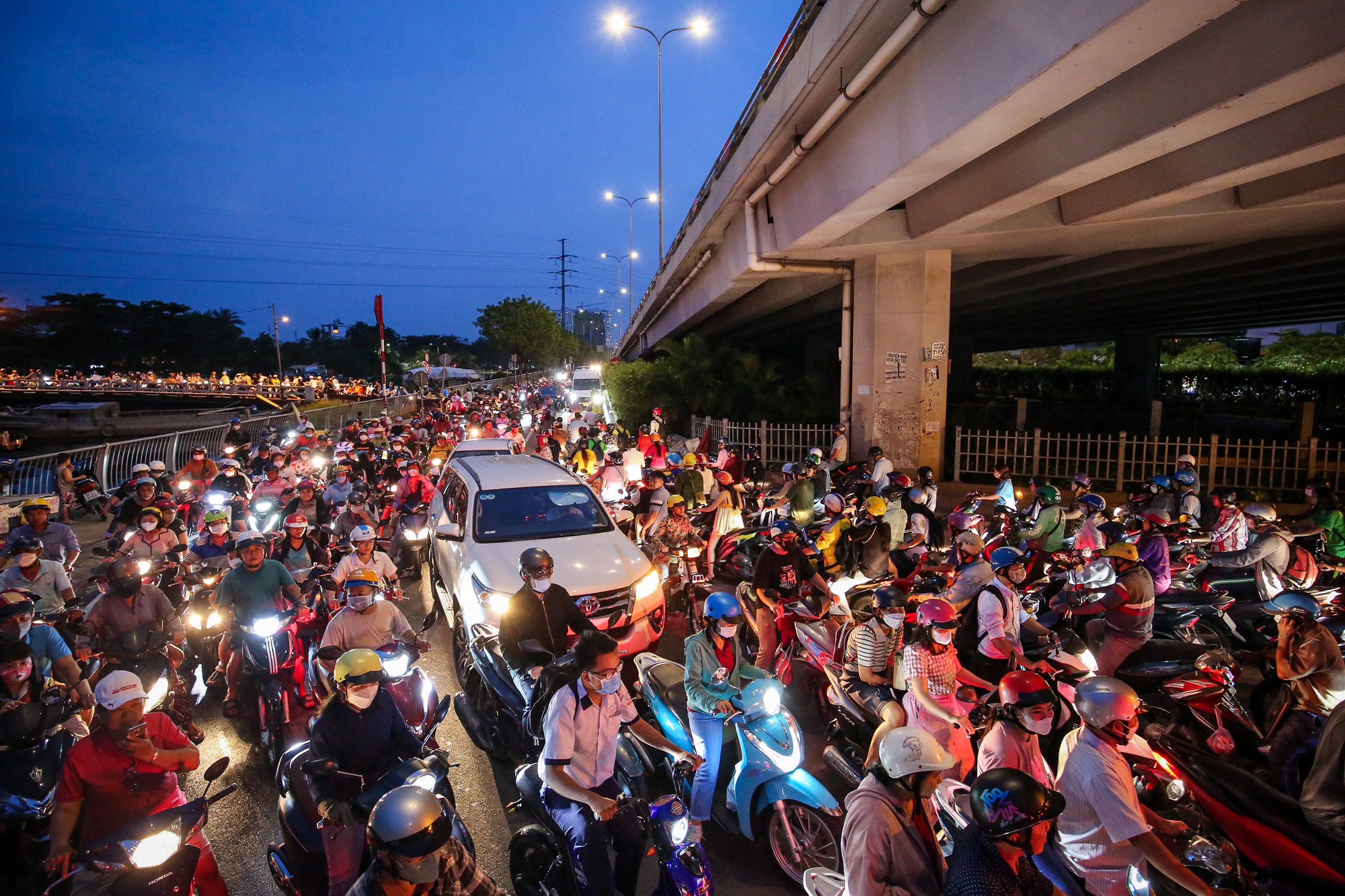 Triều cường gây ngập ở TP.HCM, người dân vất vả lội nước đen ngòm về nhà - Ảnh 1.