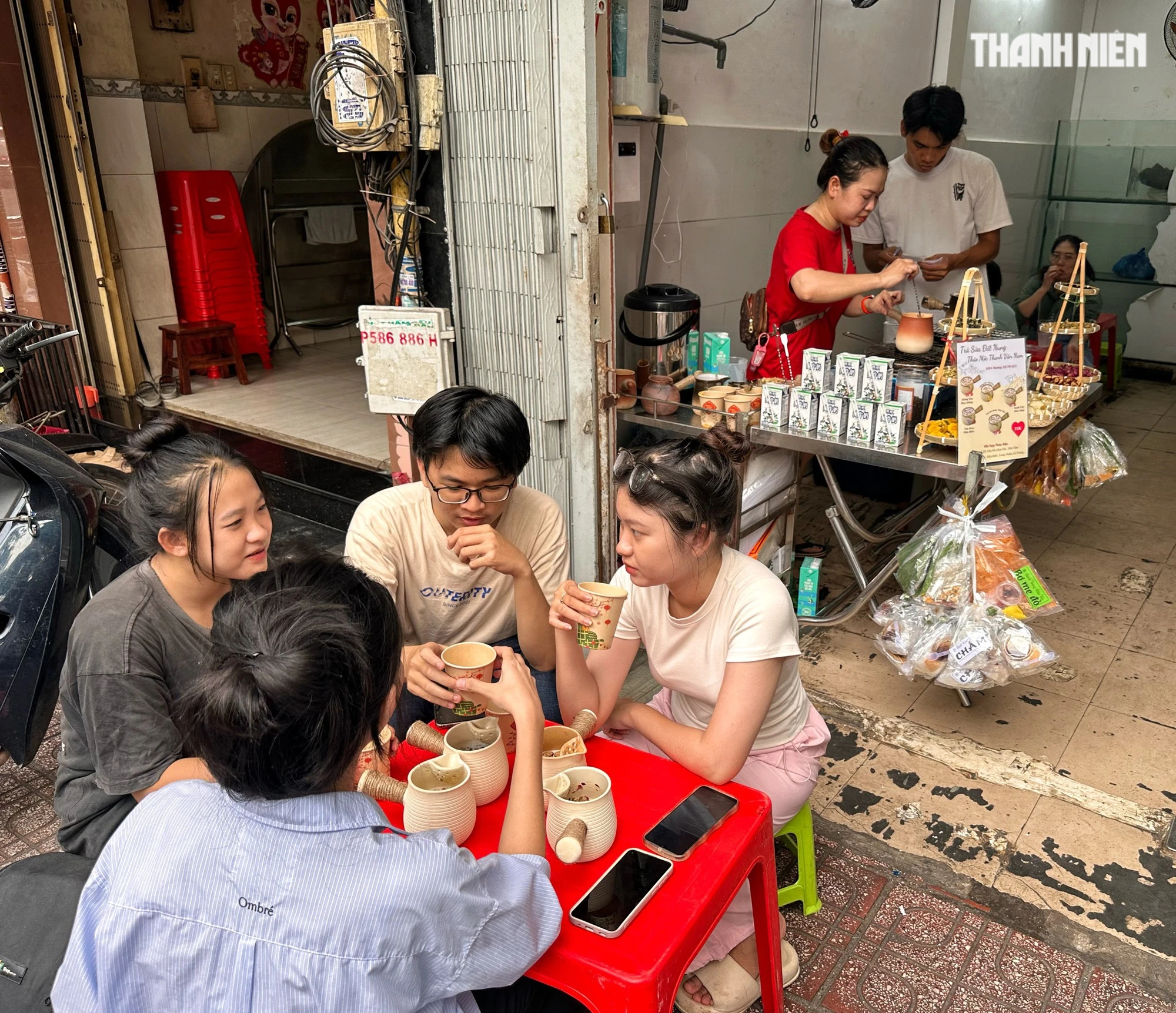 Trà sữa đất nung 'hot rần rần' xuất hiện ở TP.HCM: Chờ 30 phút, ùn ùn khách - Ảnh 2.