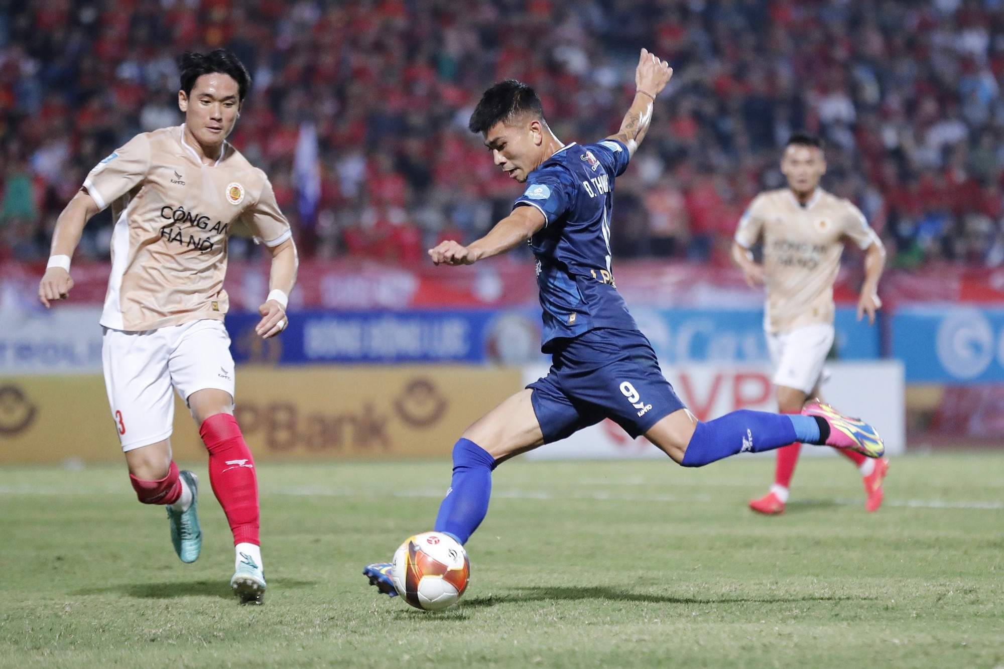 Tiền đạo Đinh Thanh Bình trong trận CLB HAGL thua 1-2 trước CLB CAHN