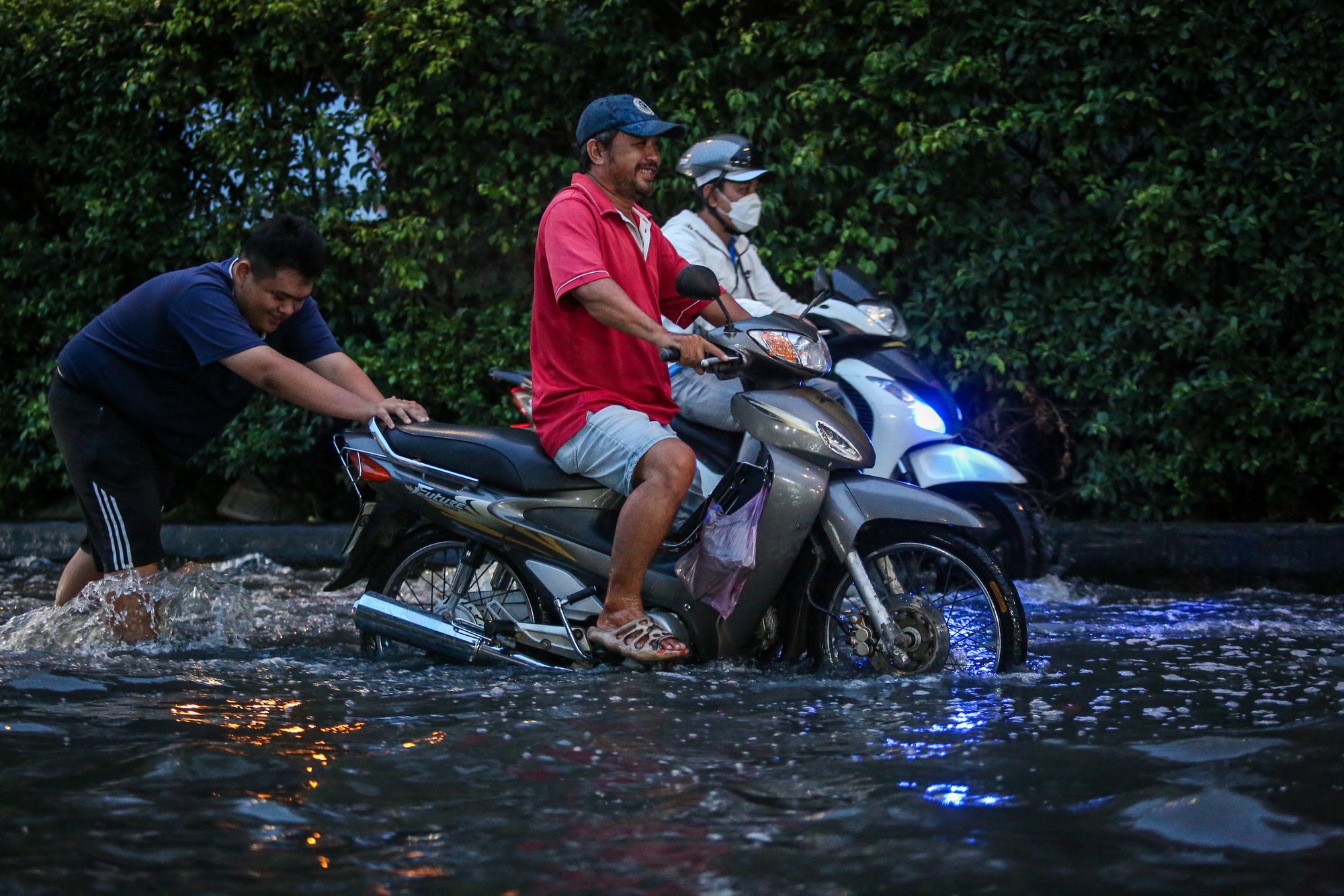 Triều cường gây ngập ở TP.HCM, người dân vất vả lội nước đen ngòm về nhà - Ảnh 8.