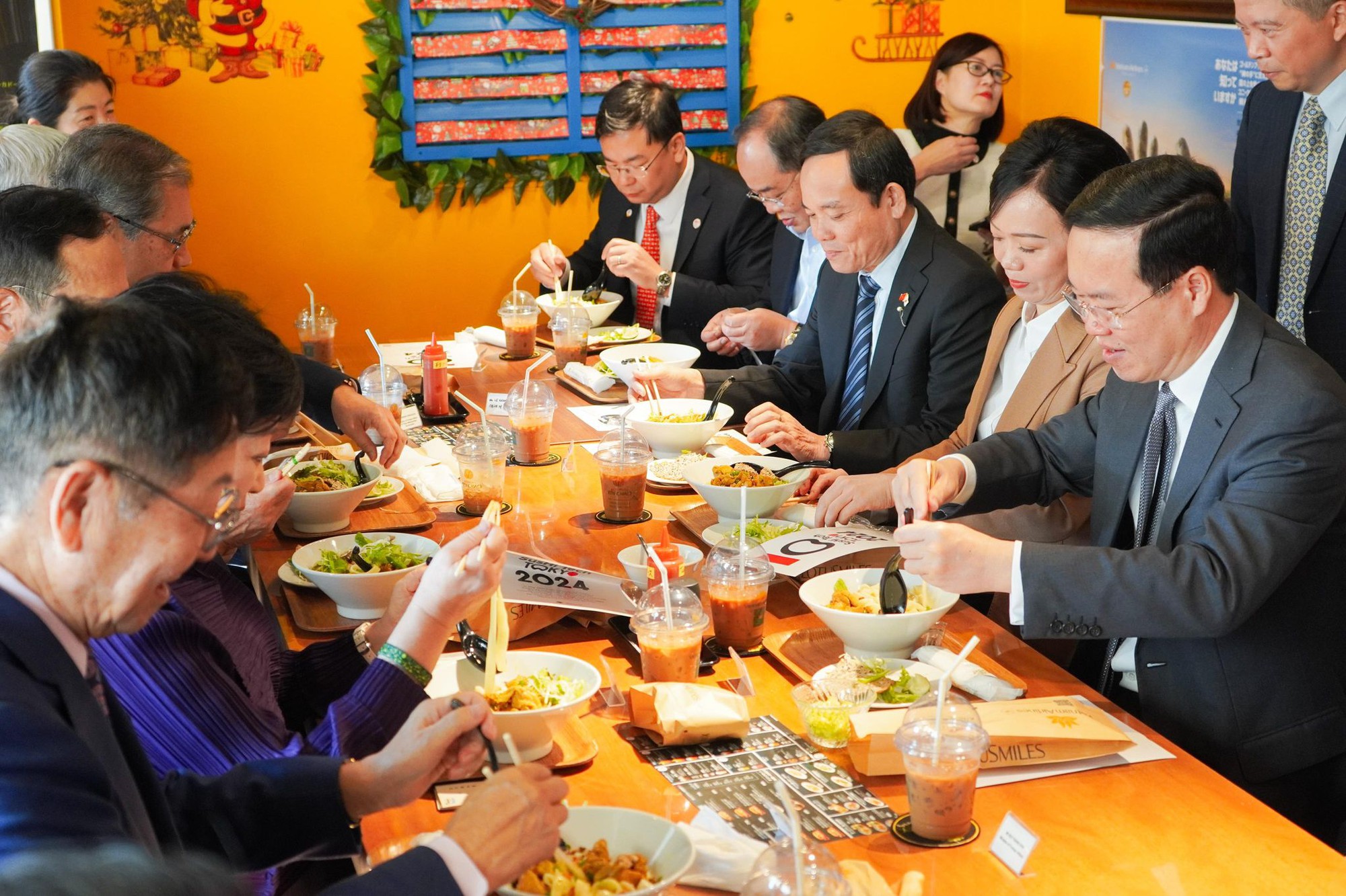 Chủ quán kể chuyện tiếp đón Chủ tịch nước, Thống đốc Tokyo ăn bánh mì Việt Nam - Ảnh 2.