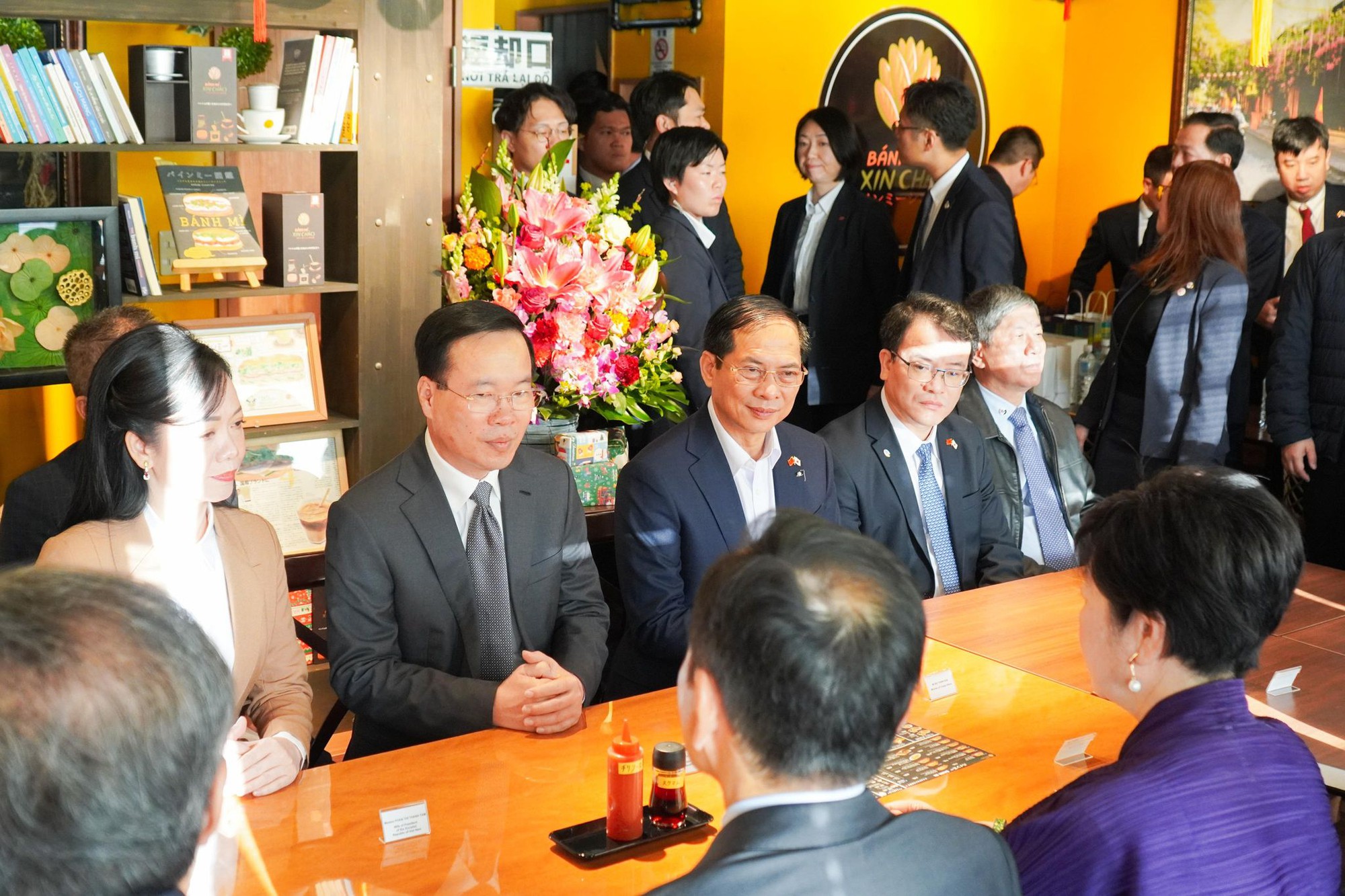 Chủ quán kể chuyện tiếp đón Chủ tịch nước, Thống đốc Tokyo ăn bánh mì Việt Nam - Ảnh 1.