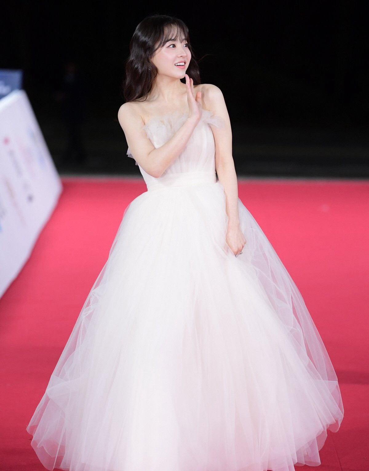 1001 sắc thái thời trang của sao Hàn khi dự show quốc tế - Piktina - Ứng  Dụng Thời Trang Secondhand