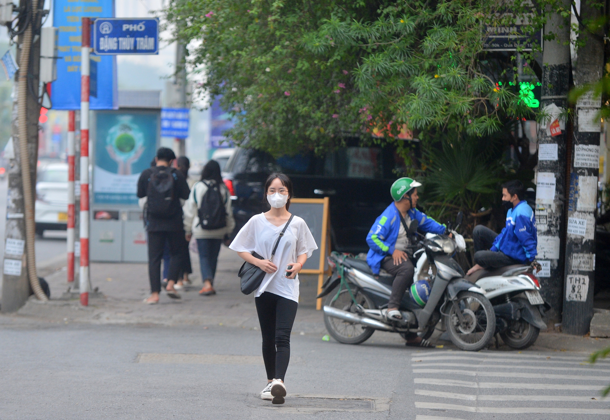 Hà Nội mù mịt, tòa nhà cao nhất miền Bắc 'biến mất' trong bụi mịn - Ảnh 10.