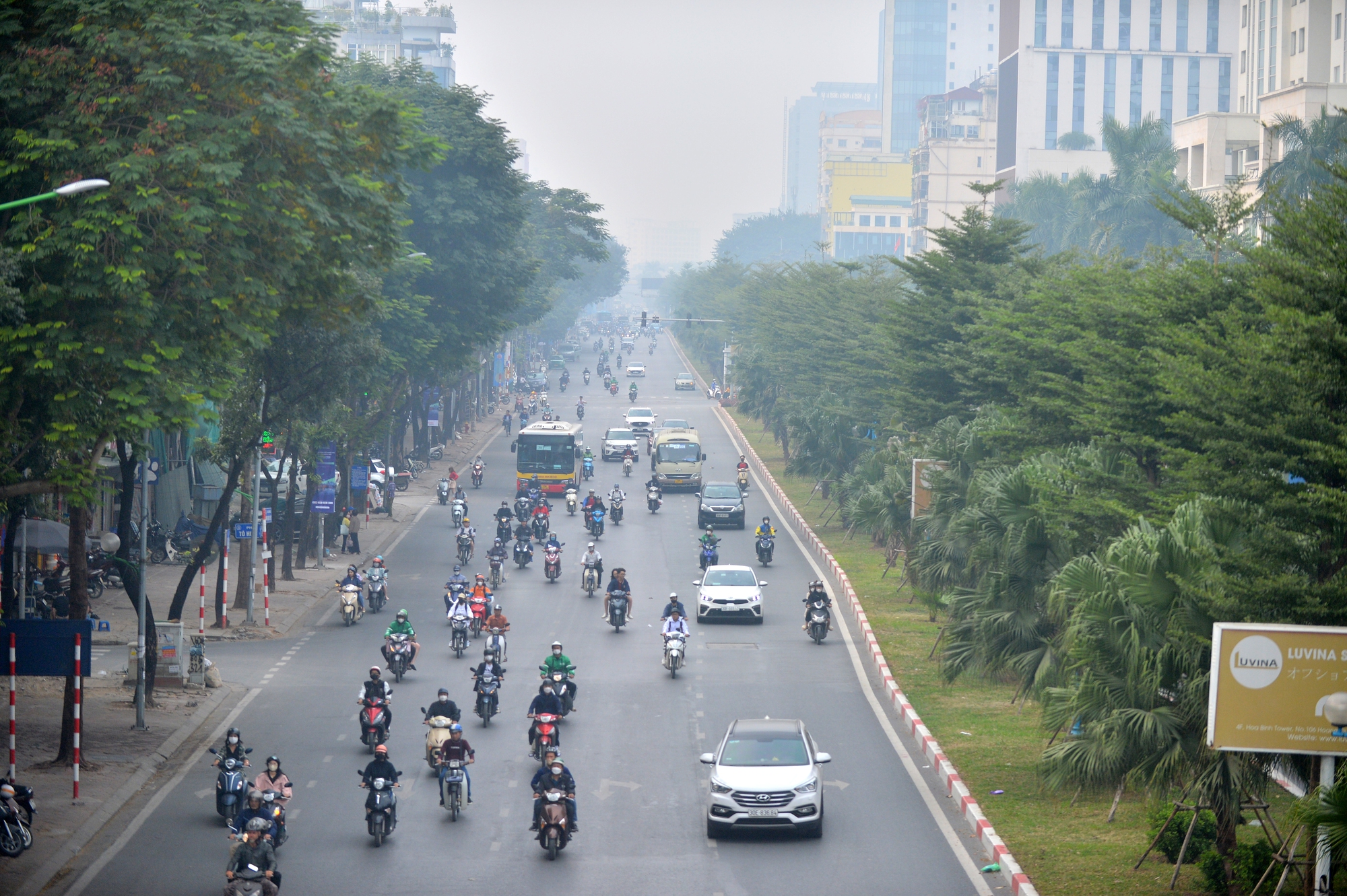 Hà Nội mù mịt, tòa nhà cao nhất miền Bắc 'biến mất' trong bụi mịn - Ảnh 9.