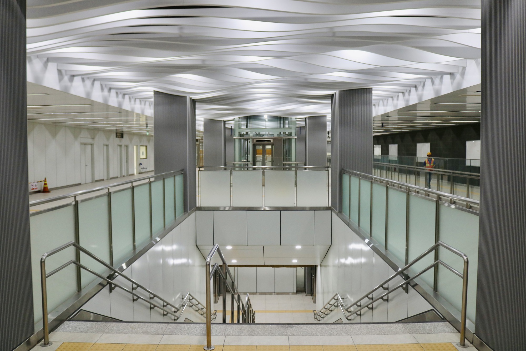 Thêm ga ngầm metro 'khoe' diện mạo hoàn thiện sau thập kỉ thi công - Ảnh 3.