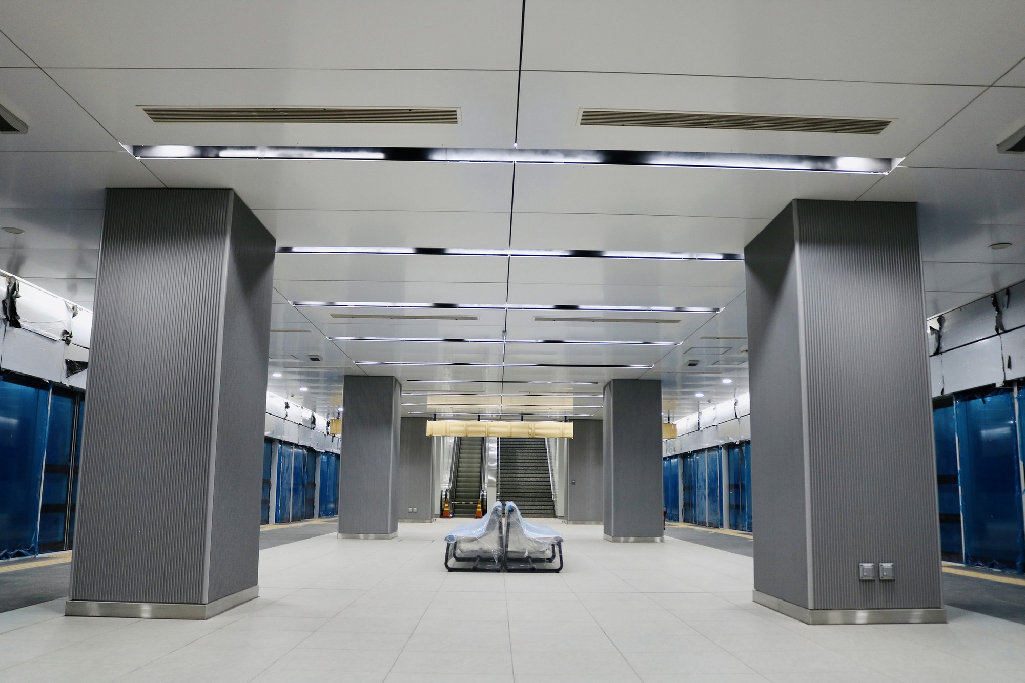 Thêm ga ngầm metro 'khoe' diện mạo hoàn thiện sau thập kỉ thi công - Ảnh 5.