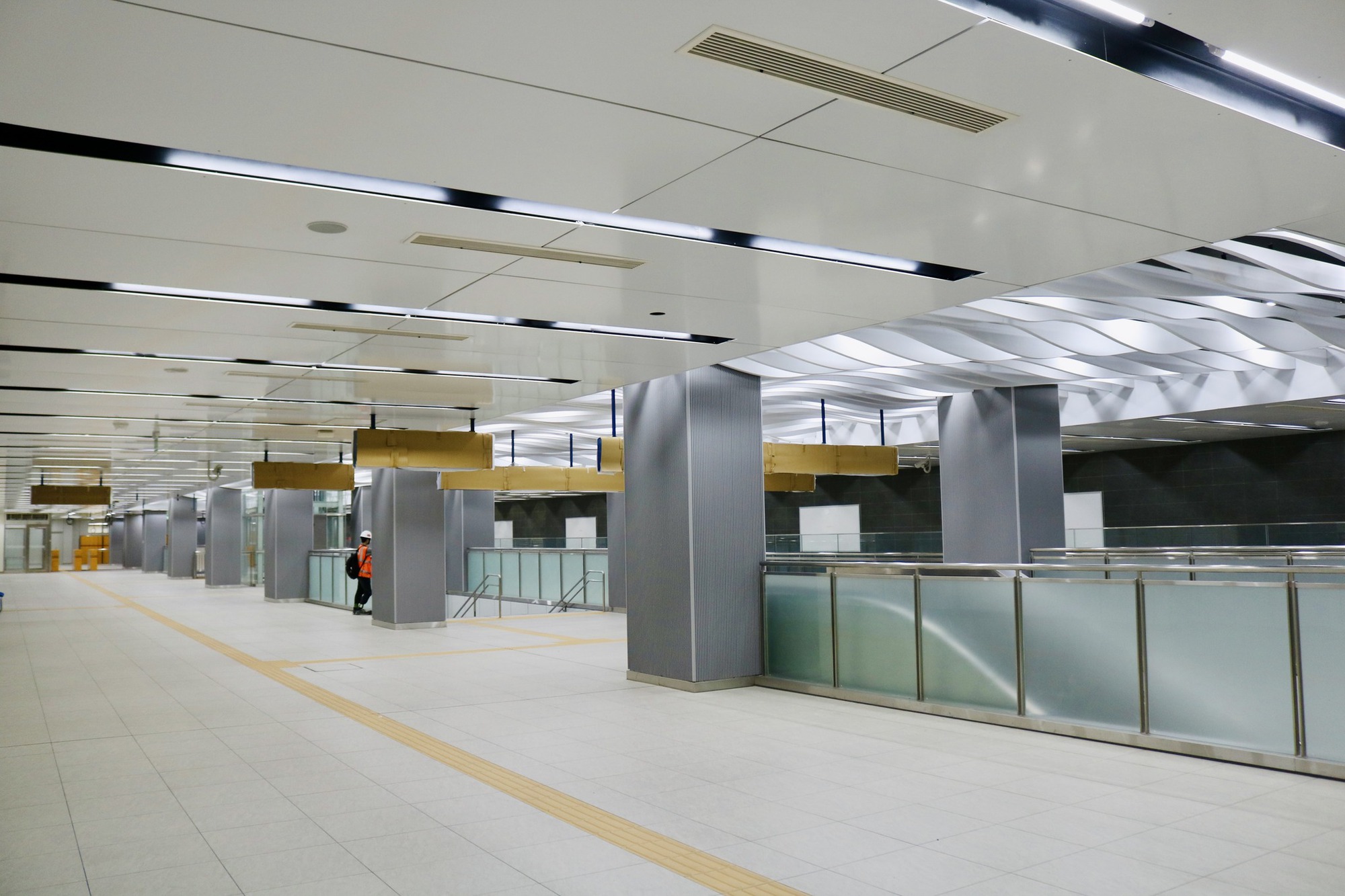 Thêm ga ngầm metro 'khoe' diện mạo hoàn thiện sau thập kỉ thi công - Ảnh 4.