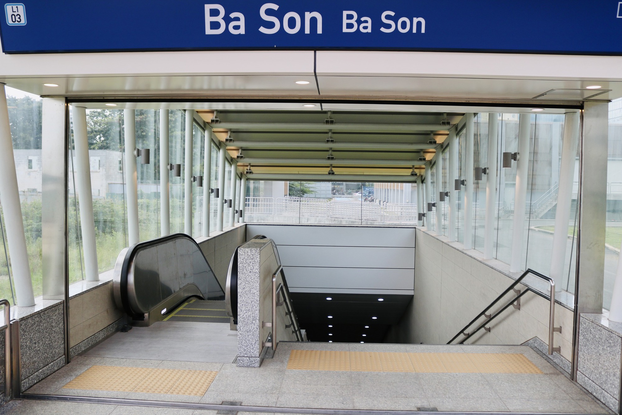 Thêm ga ngầm metro 'khoe' diện mạo hoàn thiện sau thập kỉ thi công - Ảnh 1.