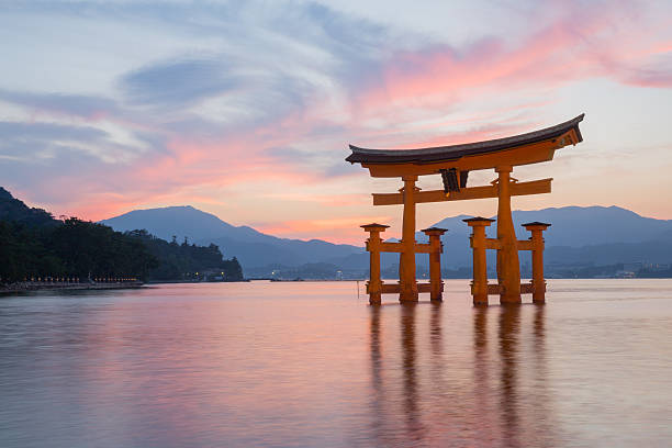 Khám phá đền Itsukushima: Hòn ngọc kiến trúc trên biển tại Nhật Bản  - Ảnh 2.