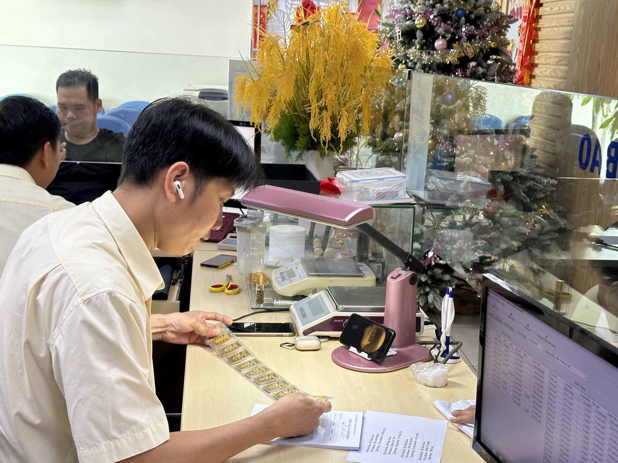 Người giữ vàng đau đầu: Chốt lời khủng hay giữ chờ 'ăn đậm'- Ảnh 1. Người giữ vàng đau đầu: Chốt lời khủng hay giữ chờ 'ăn đậm'- Ảnh 1.
