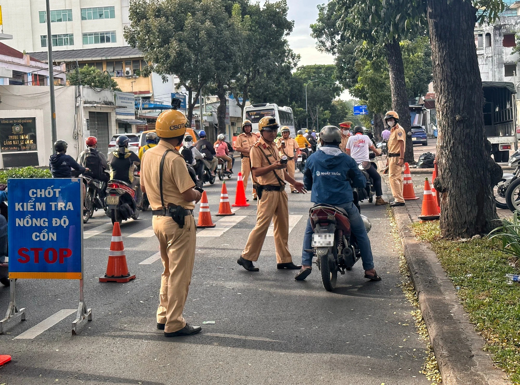 CSGT TP.HCM đổi phương án đo nồng độ cồn ban ngày thế nào? - Ảnh 3. CSGT TP.HCM đổi phương án đo nồng độ cồn ban ngày thế nào? - Ảnh 3.