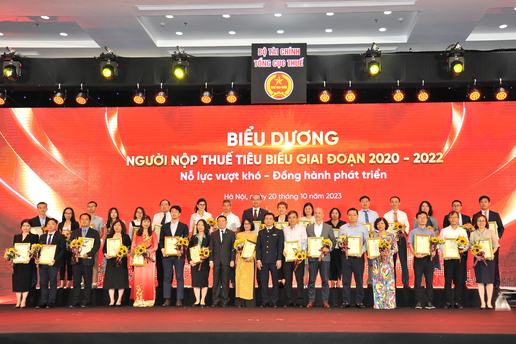 Ông Hồ Song Ngọc - Tổng Giám đốc Công ty CP Tôn Đông Á đại diện nhận bằng khen vinh danh doanh nghiệp nộp thuế tiêu biểu giai đoạn 2020 - 2022