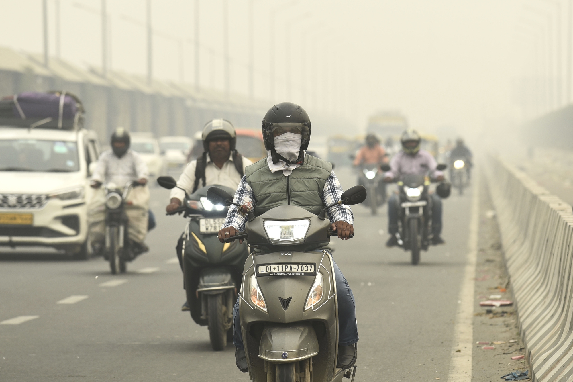 Khói mù bao trùm New Delhi, ô nhiễm gấp 100 lần ngưỡng an toàn của LHQ  - Ảnh 1.