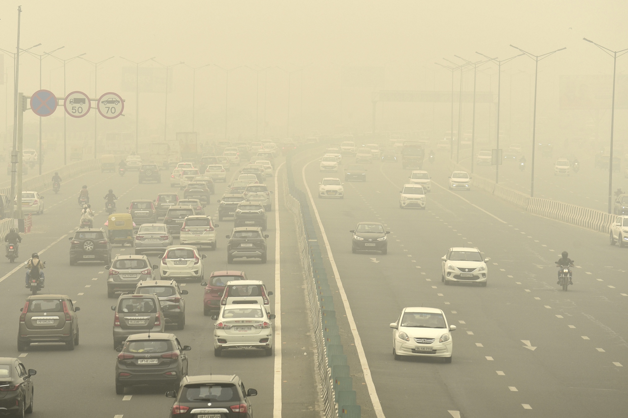 Khói mù bao trùm New Delhi, ô nhiễm gấp 100 lần ngưỡng an toàn của LHQ  - Ảnh 2.
