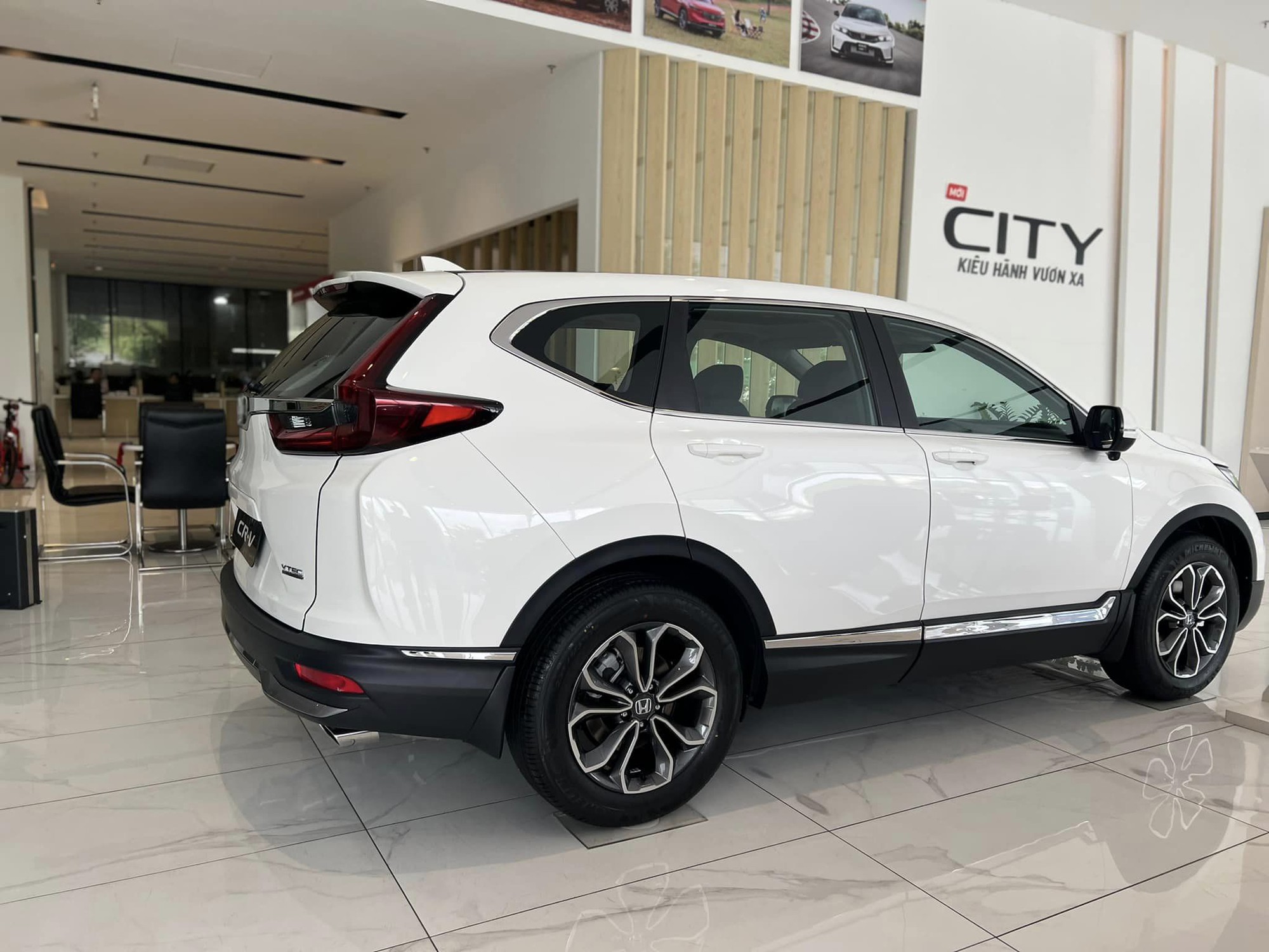 Honda CR-V đời cũ giảm 200 triệu đồng để 'xả' hàng tồn - Ảnh 2. Honda CR-V đời cũ giảm 200 triệu đồng để 'xả' hàng tồn - Ảnh 2.