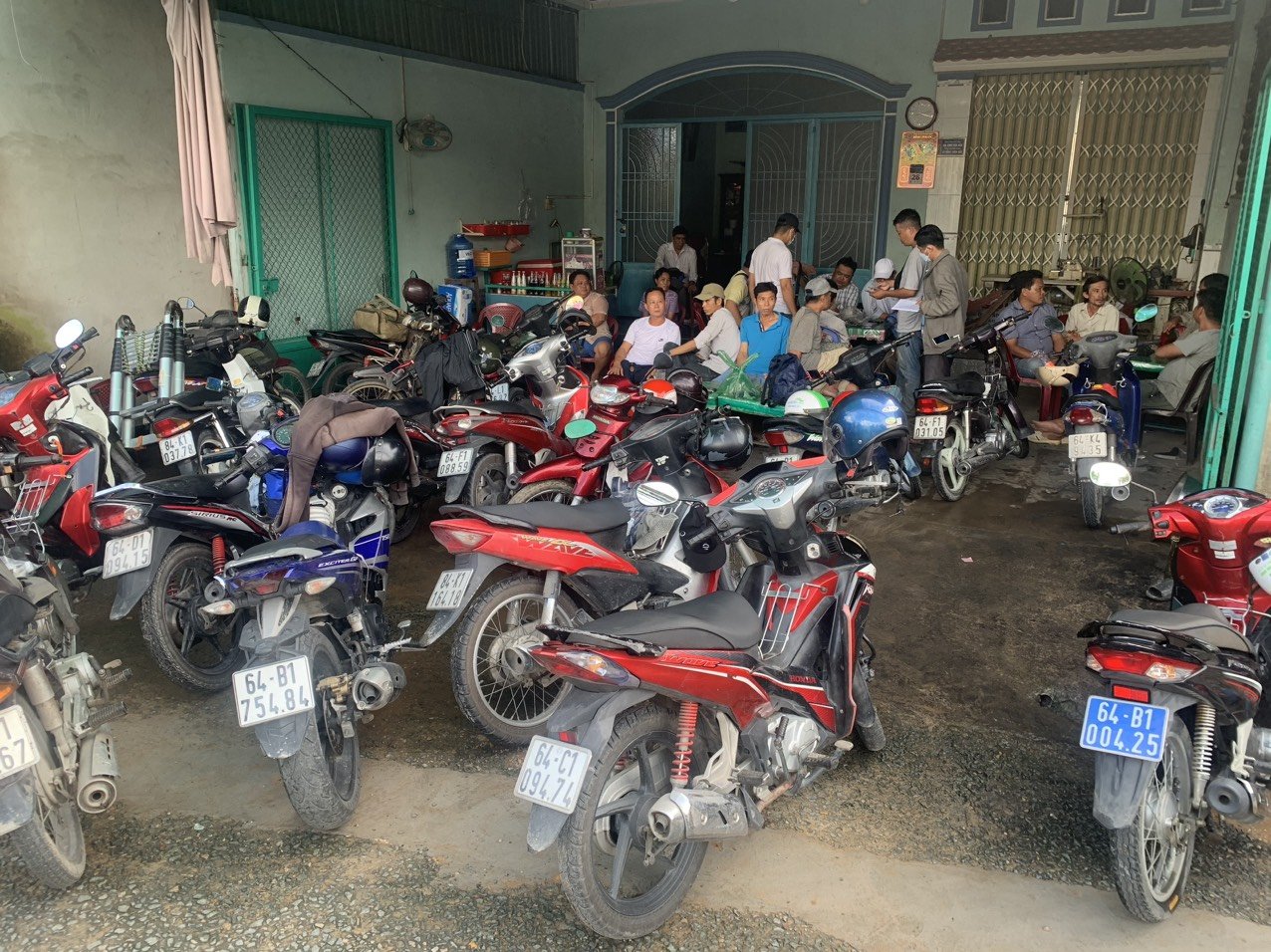 Triệt xóa 2 tụ điểm đánh bạc trong 1 ngày, bắt giữ 17 người - Ảnh 1. Triệt xóa 2 tụ điểm đánh bạc trong 1 ngày, bắt giữ 17 người - Ảnh 1.