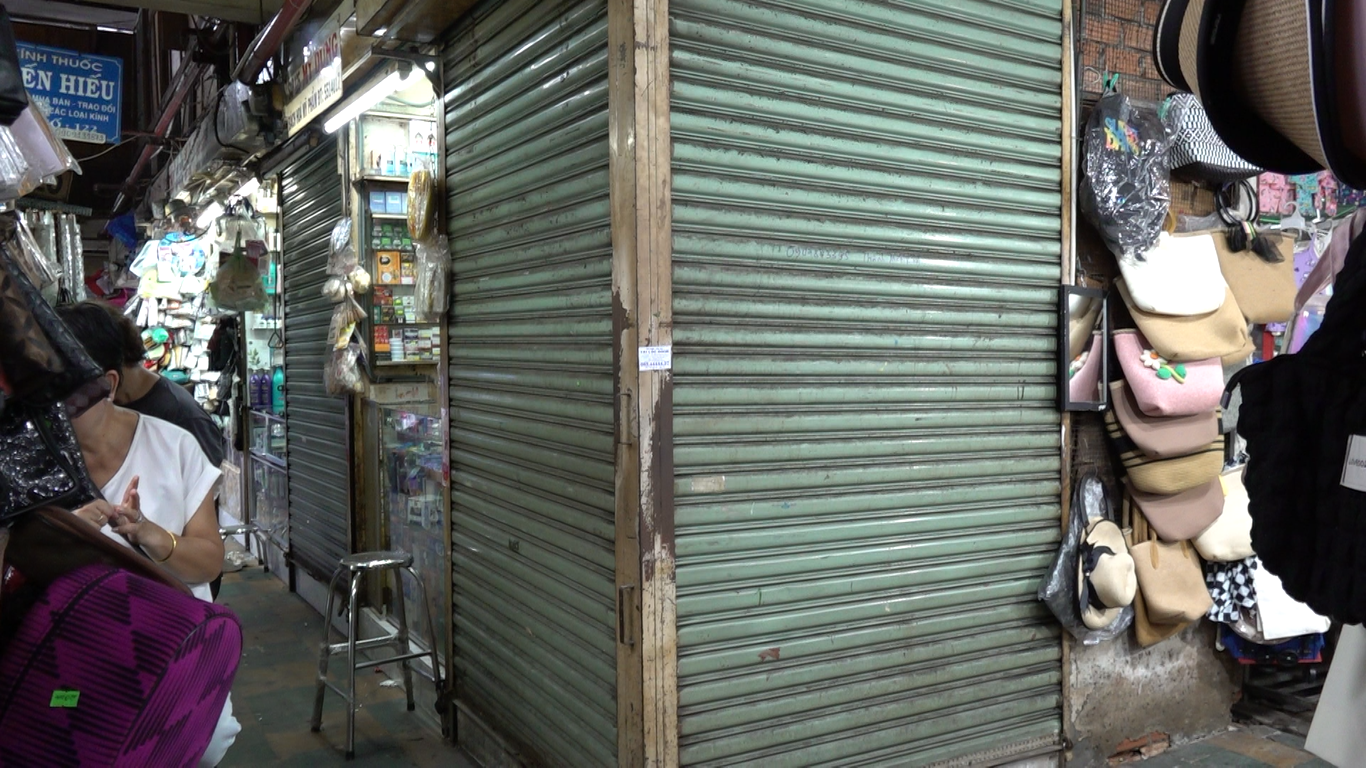 Tiểu thương nhiều chợ ở TP.HCM đồng loạt đóng cửa, rao bán sạp vì ế ẩm - Ảnh 2.