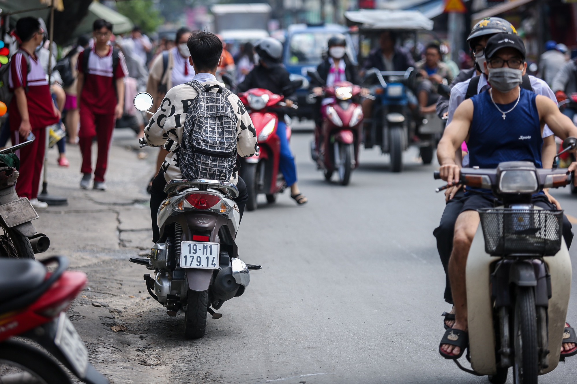 Chùm ảnh: Học sinh không nón bảo hiểm, lái xe máy sai luật giao thông - Ảnh 7. Chùm ảnh: Học sinh không nón bảo hiểm, lái xe máy sai luật giao thông - Ảnh 7.