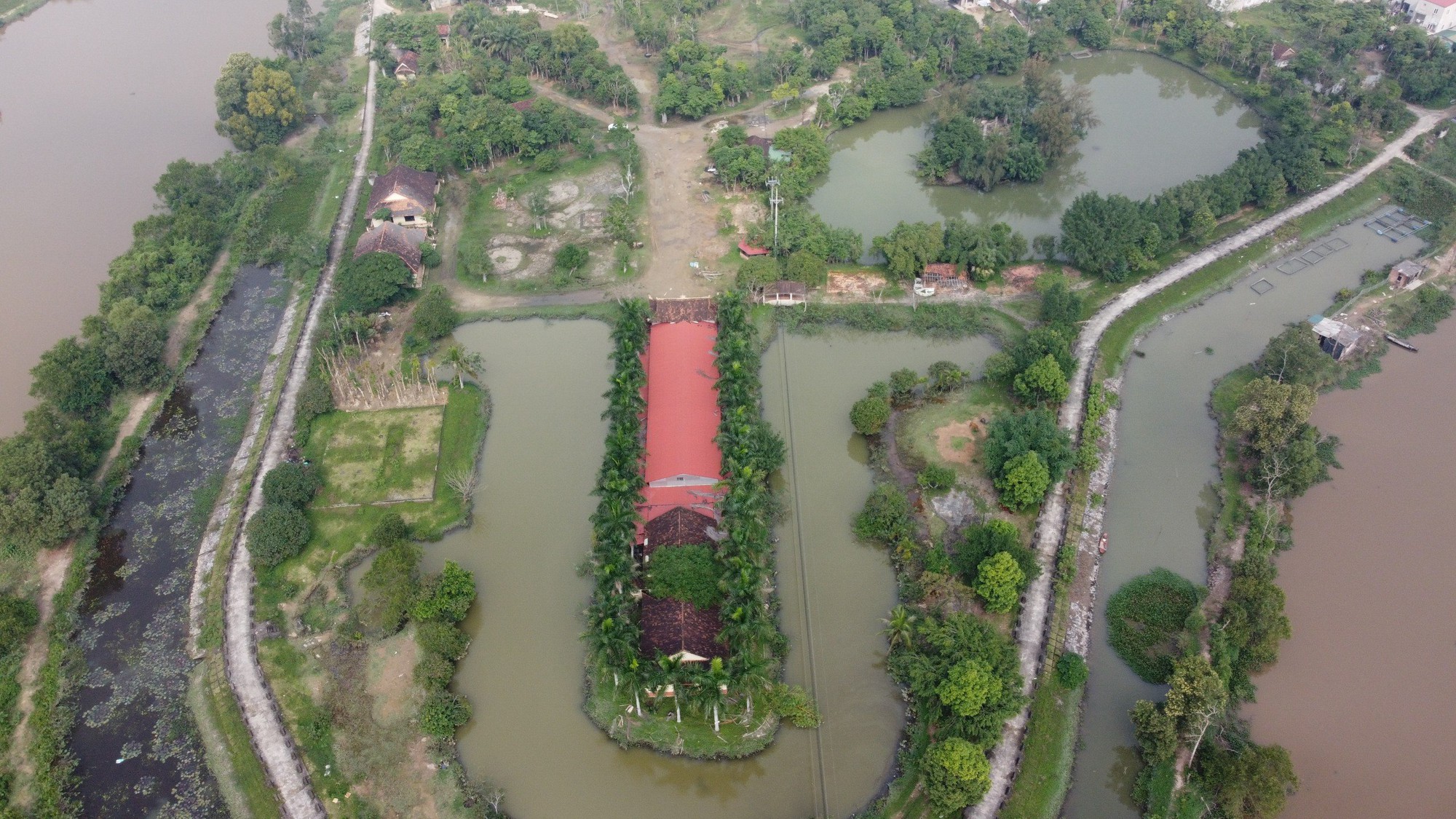 Khu du lịch sinh thái 26 tỉ đồng hoang tàn, thành nơi chăn thả trâu bò - Ảnh 1.