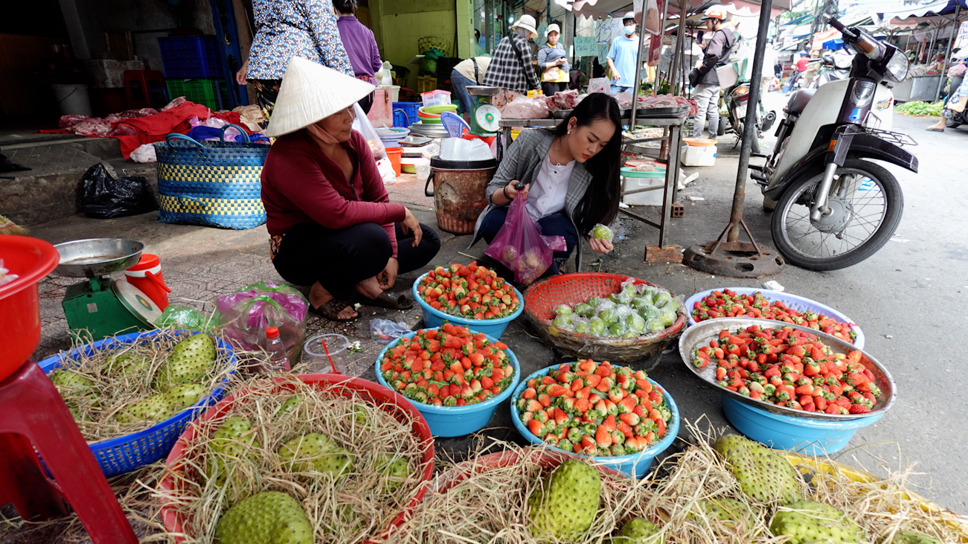 'Đổ bộ' chợ truyền thống, chanh thơm Quảng Đông...hạ nhiệt - Ảnh 2.