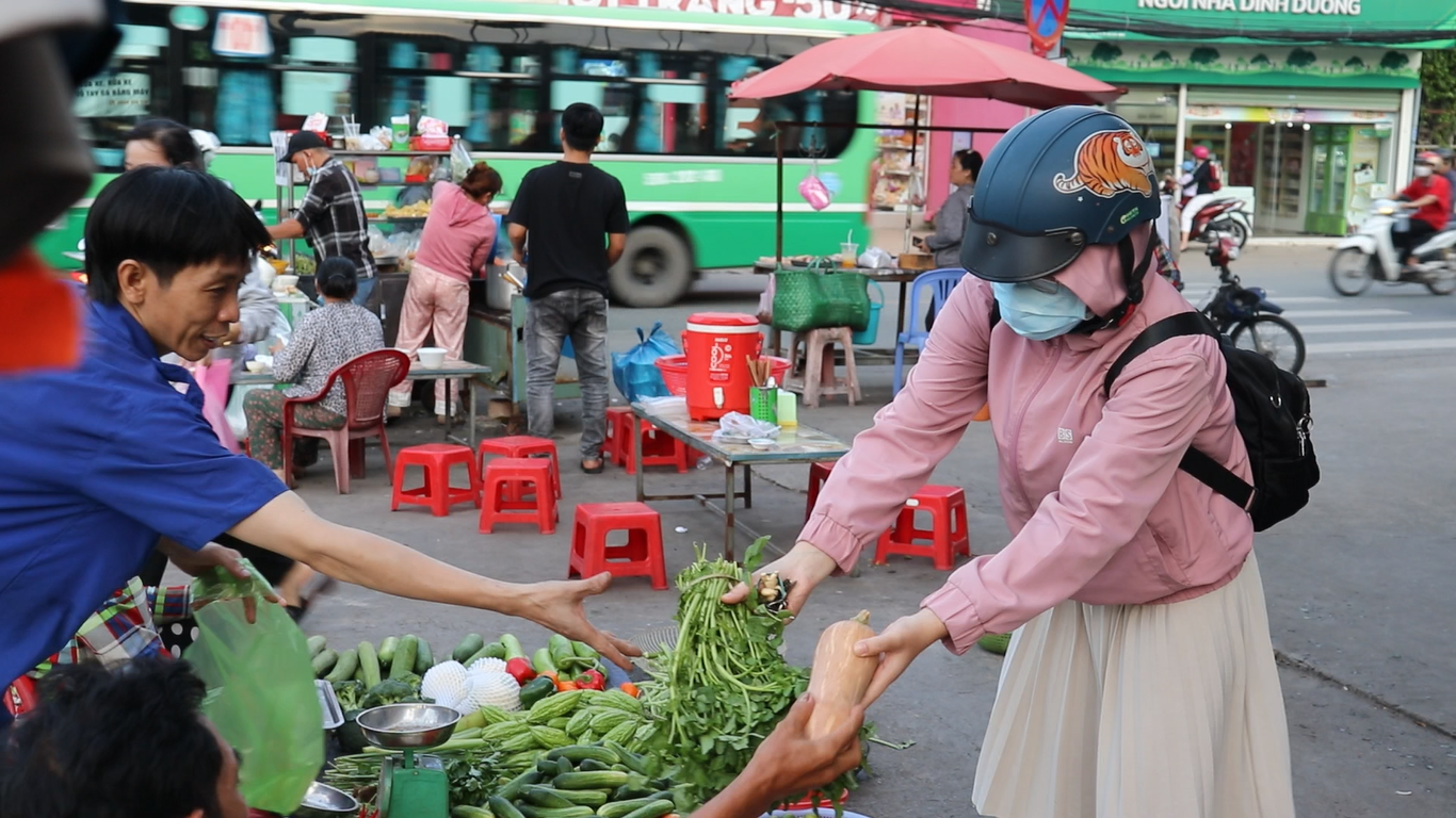 Thấp thỏm Tết về, công nhân tằn tiện bám trụ thành phố: 'Ăn gì no là được' - Ảnh 1. Thấp thỏm Tết về, công nhân tằn tiện bám trụ thành phố: 'Ăn gì no là được' - Ảnh 1.