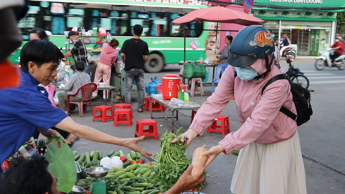 Thấp thỏm Tết về, công nhân tằn tiện bám trụ thành phố: 'Ăn gì no là được' - Ảnh 1.