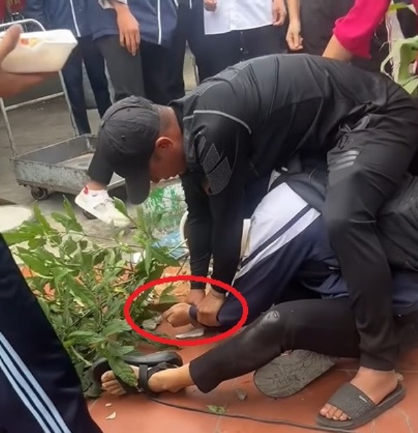 Người dân kịp thời đoạt dao của 2 nam sinh trong khi giải quyết mâu thuẫn - Ảnh 1. Người dân kịp thời đoạt dao của 2 nam sinh trong khi giải quyết mâu thuẫn - Ảnh 1.