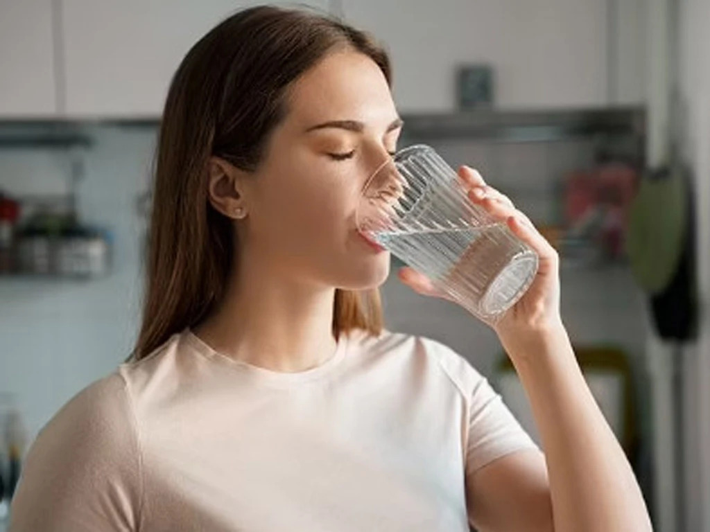 Uống không đủ nước có thể tác hại đến cột sống và lưng