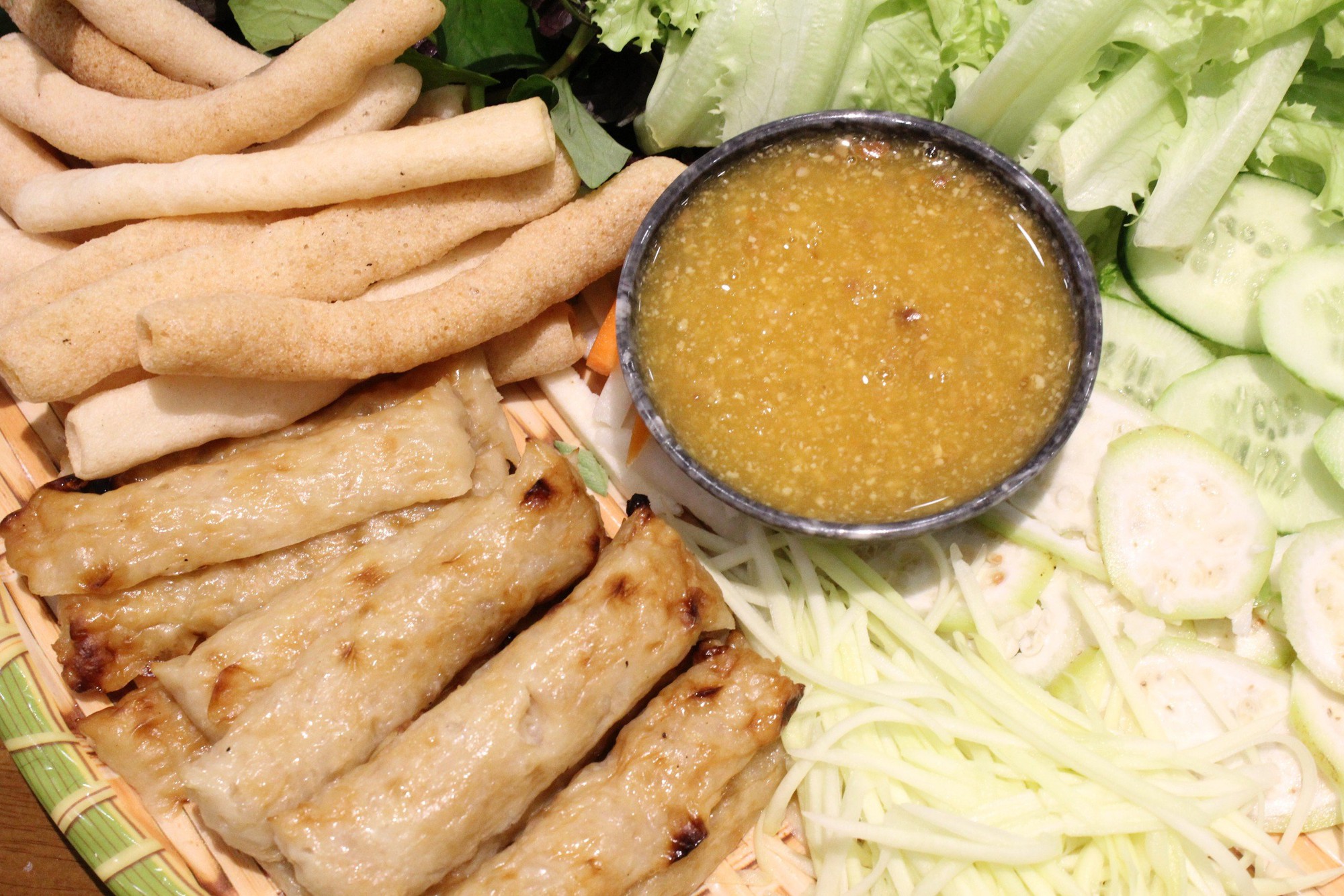Chàng thủy thủ bỏ việc lương ngàn USD về đất liền kinh doanh nem nướng gia truyền - Ảnh 6. Chàng thủy thủ bỏ việc lương ngàn USD về đất liền kinh doanh nem nướng gia truyền - Ảnh 6.