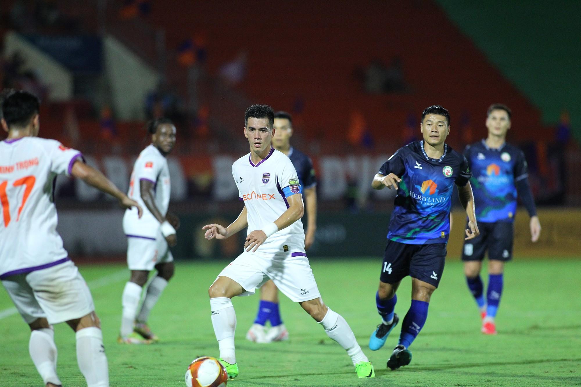 Lịch thi đấu V-League hôm nay (4.11): HLV Lê Huỳnh Đức đối mặt thách thức - Ảnh 1.