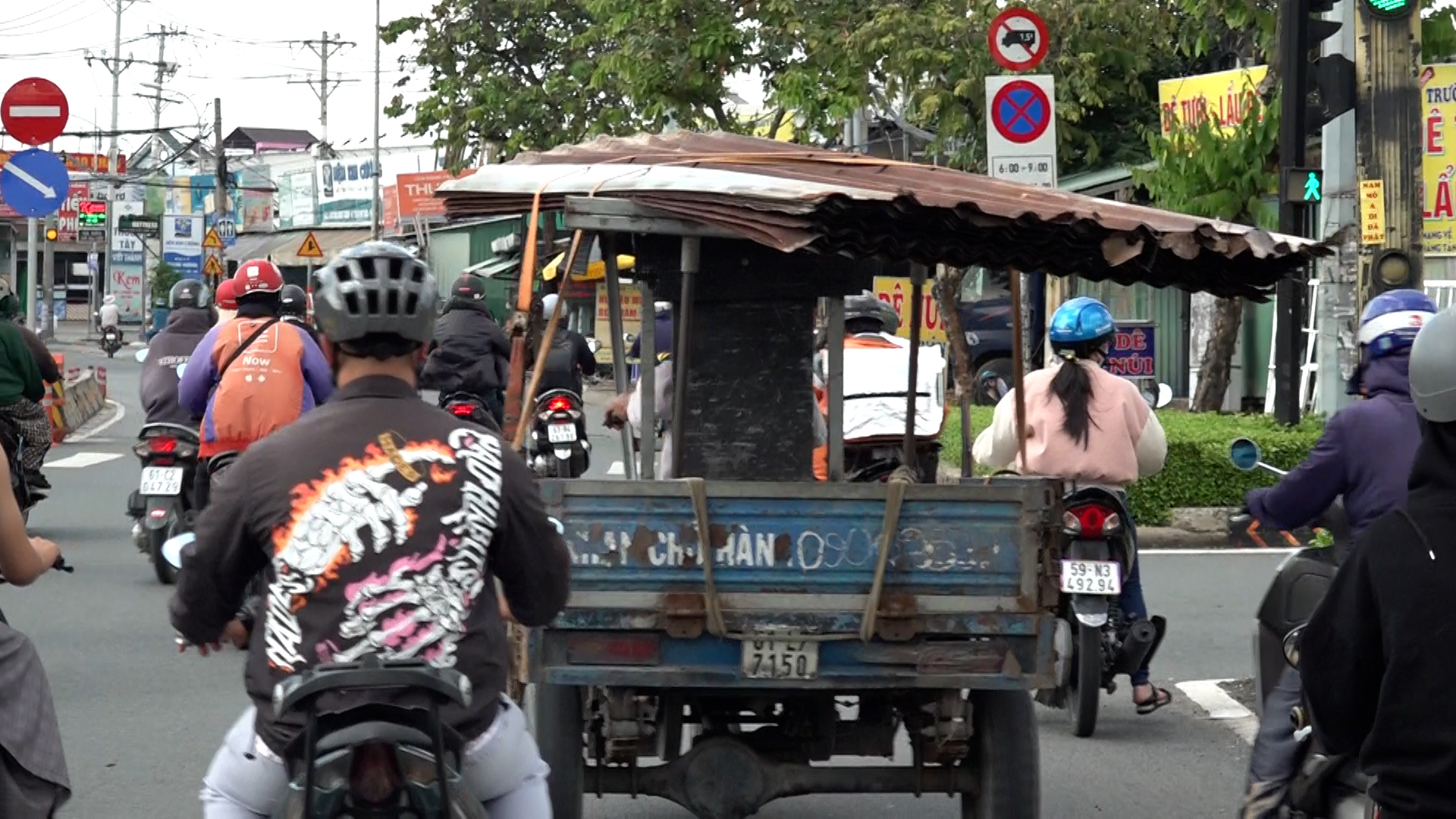 ‘Hung thần’ xe ba gác ở TP.HCM vẫn chạy nhan nhản: ‘Né càng xa càng tốt’ - Ảnh 4.