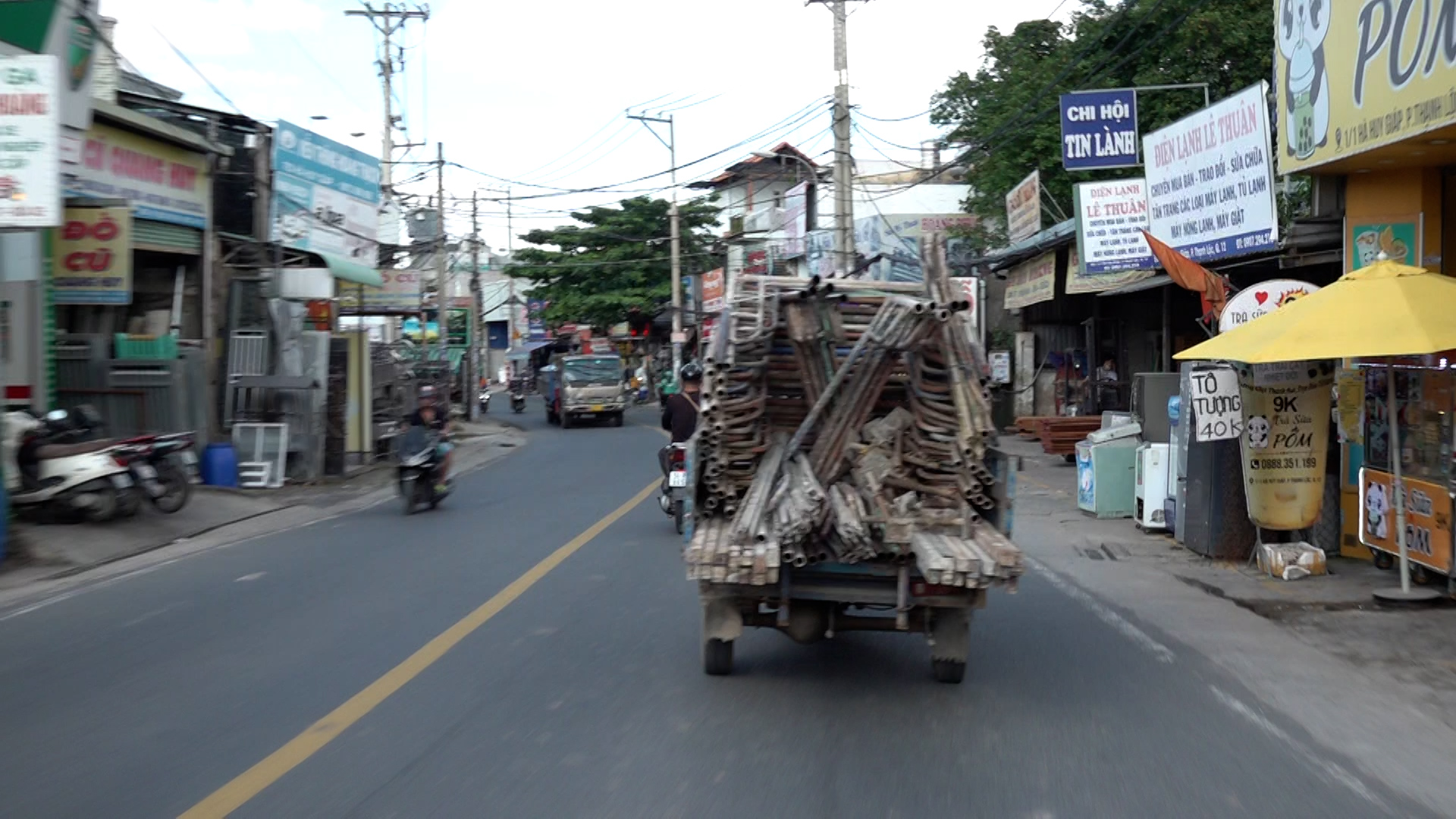 ‘Hung thần’ xe ba gác ở TP.HCM vẫn chạy nhan nhản: ‘Né càng xa càng tốt’ - Ảnh 3.