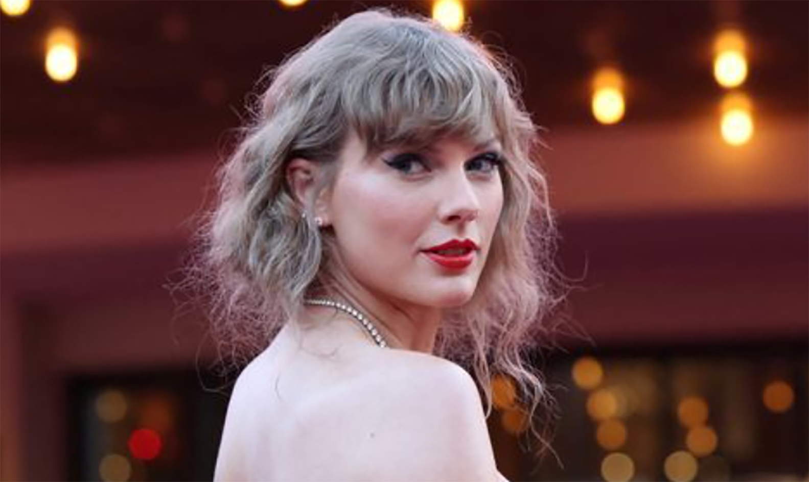 Album ghi âm lại '1989' của Taylor Swift thống trị các bảng xếp hạng âm  nhạc Anh