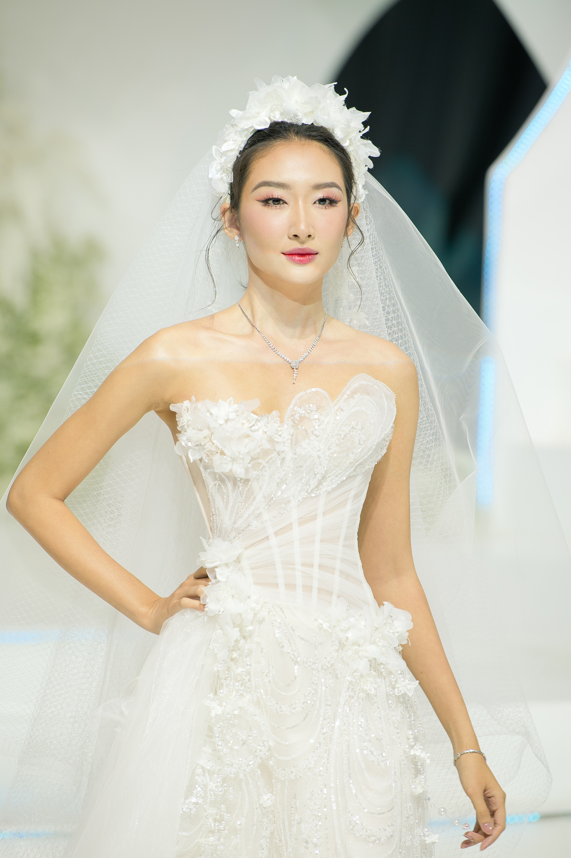 Vợ Tây của Bùi Tiến Dũng khoe sắc khi diện váy cưới - Ảnh 6. Vợ Tây của Bùi Tiến Dũng khoe sắc khi diện váy cưới - Ảnh 6.