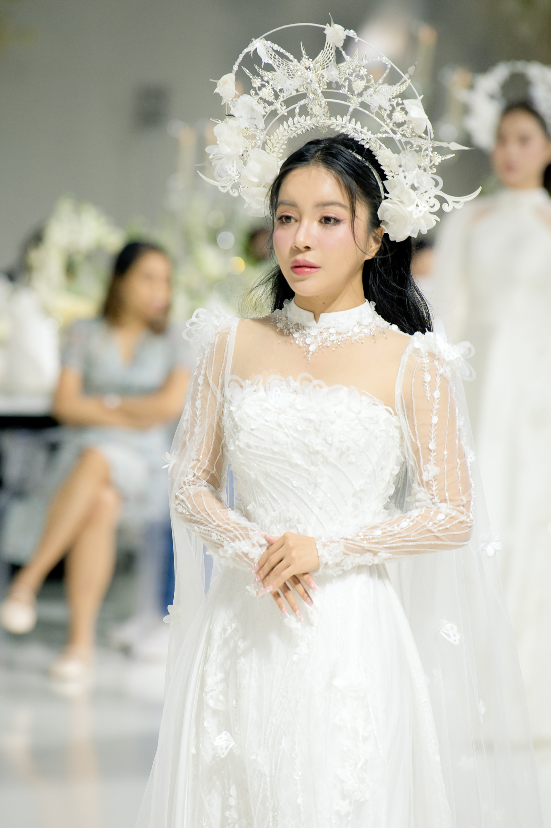 Vợ Tây của Bùi Tiến Dũng khoe sắc khi diện váy cưới - Ảnh 7. Vợ Tây của Bùi Tiến Dũng khoe sắc khi diện váy cưới - Ảnh 7.